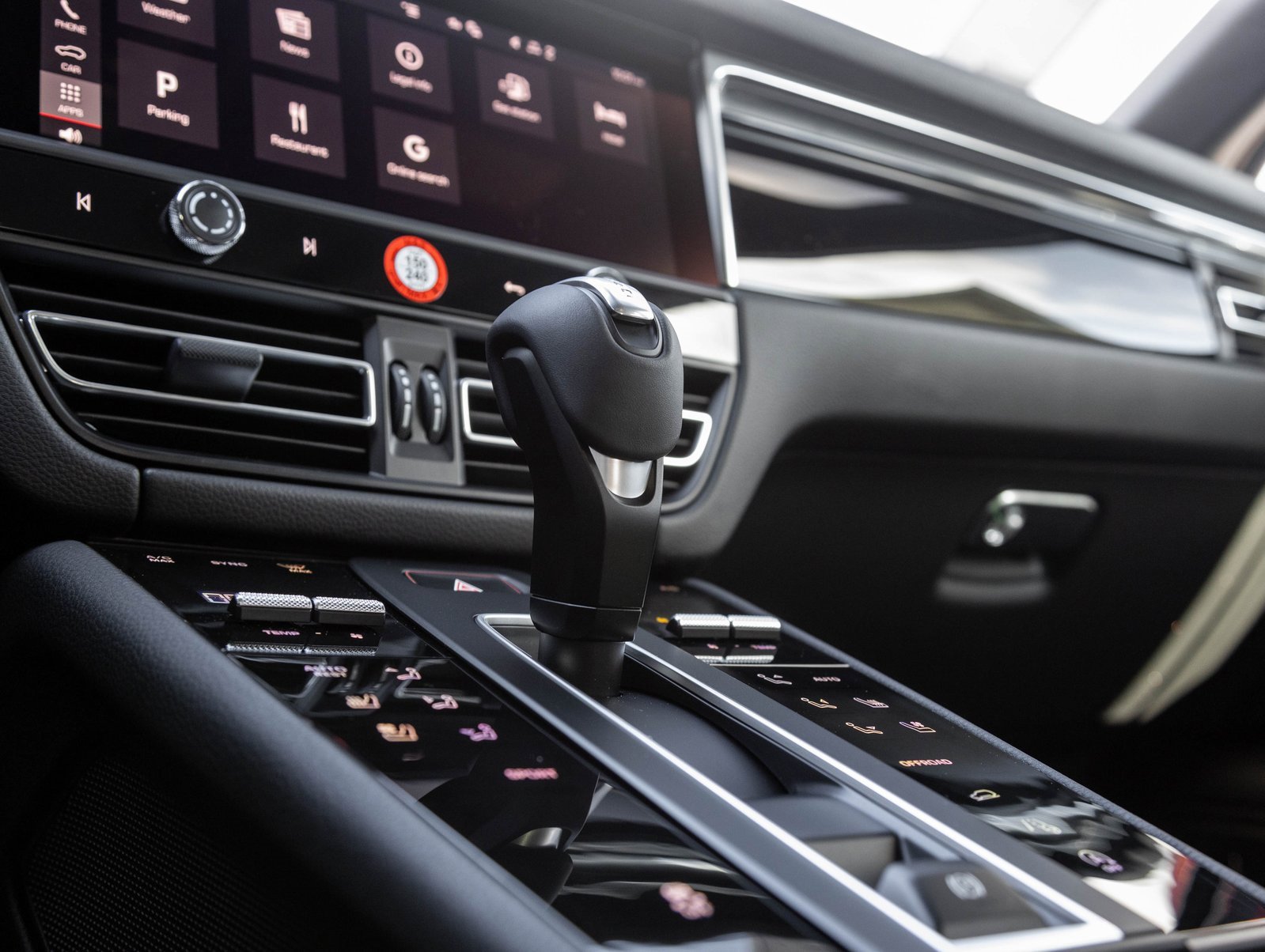 Certified 2025 Porsche Macan image 27