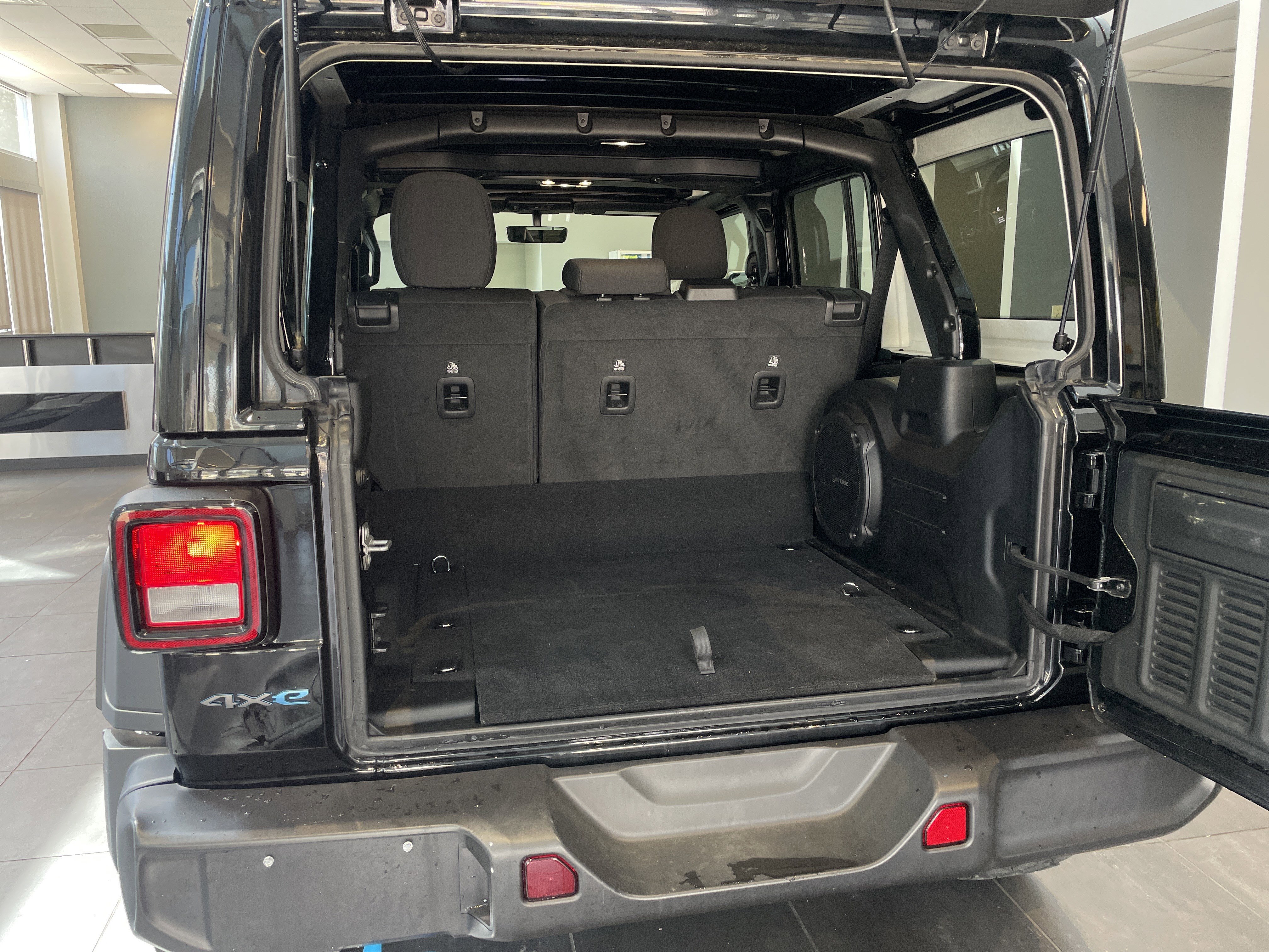 Used 2023 Jeep Wrangler Unlimited w/ Sun & Screen Package image 60