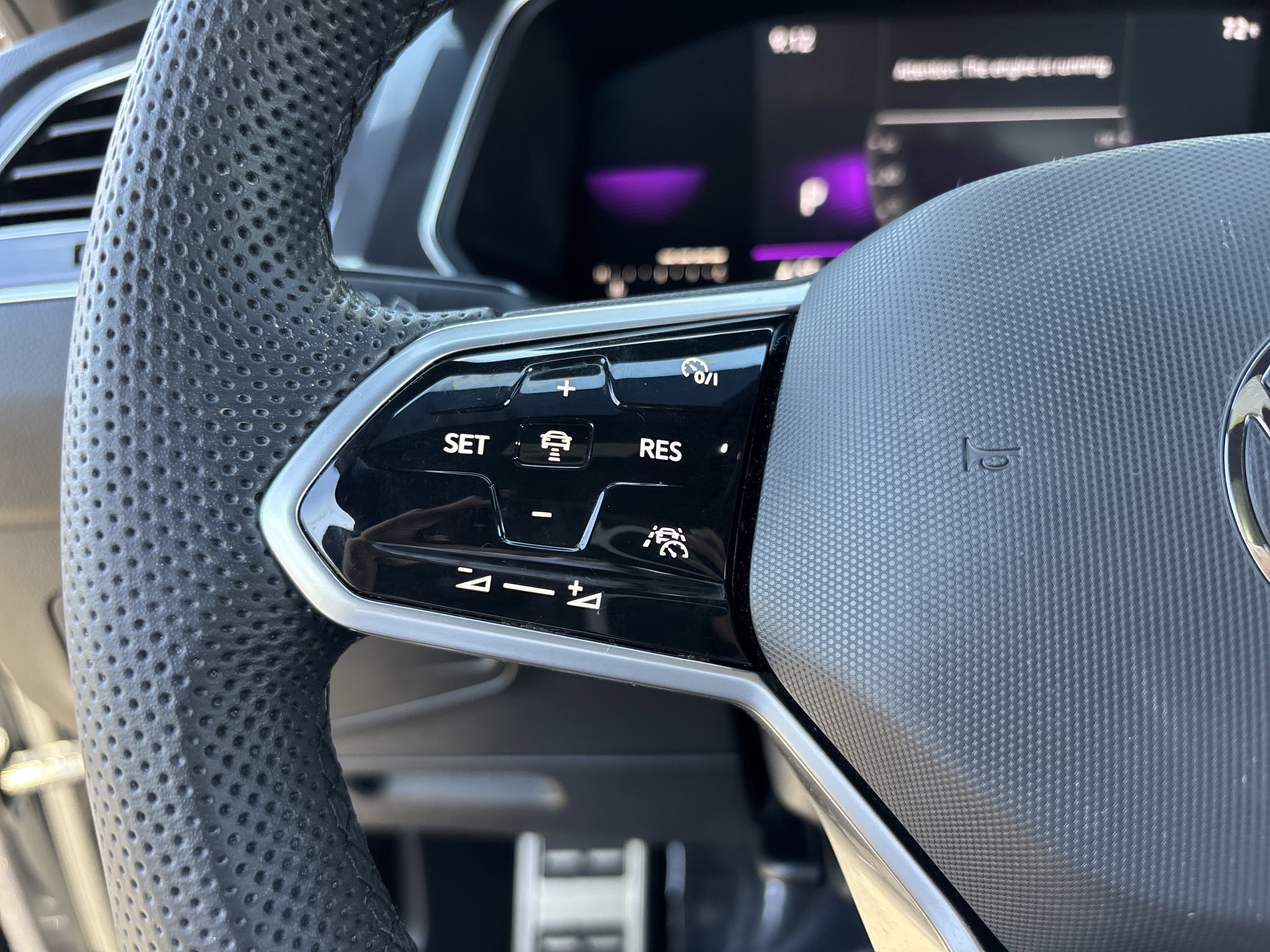 Used 2022 Volkswagen Tiguan SE R-Line image 26