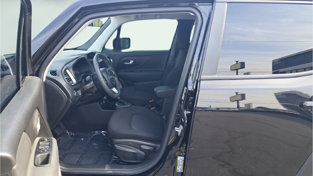 Used 2023 Jeep Renegade Latitude AWD/4WD image 10