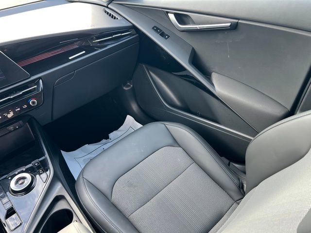 Certified 2025 Kia Niro EX image 15