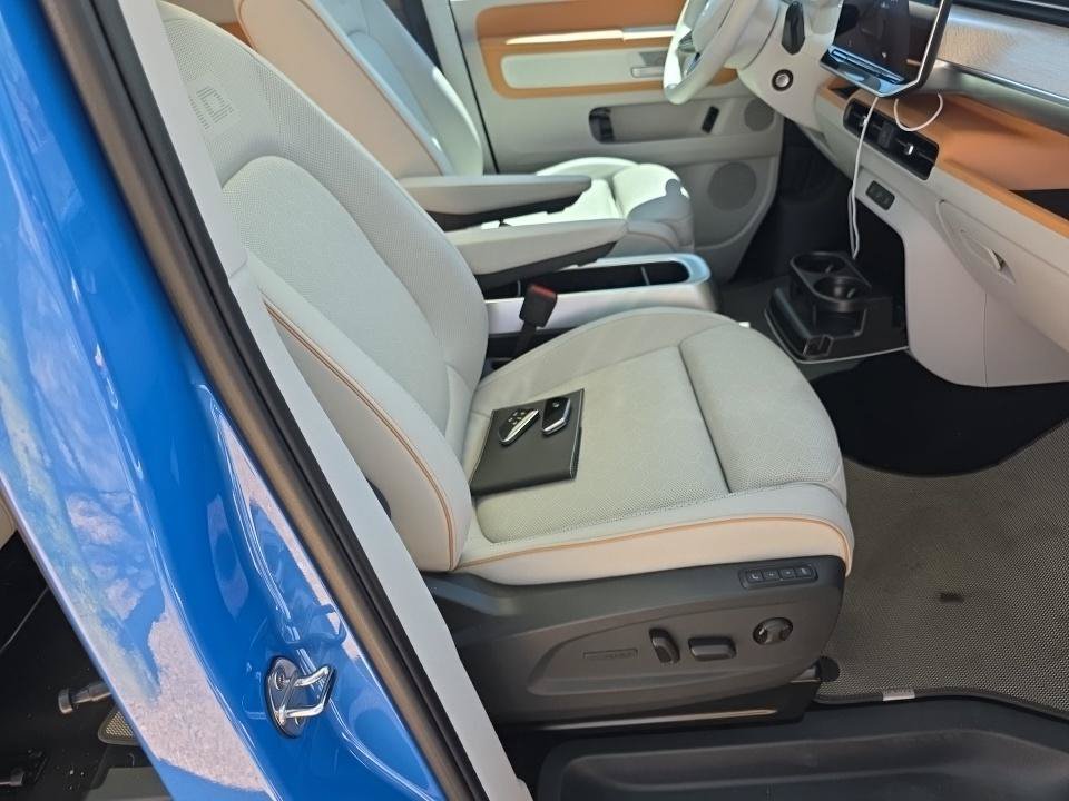 Certified 2025 Volkswagen ID. Buzz Pro S Plus AWD/4WD image 7