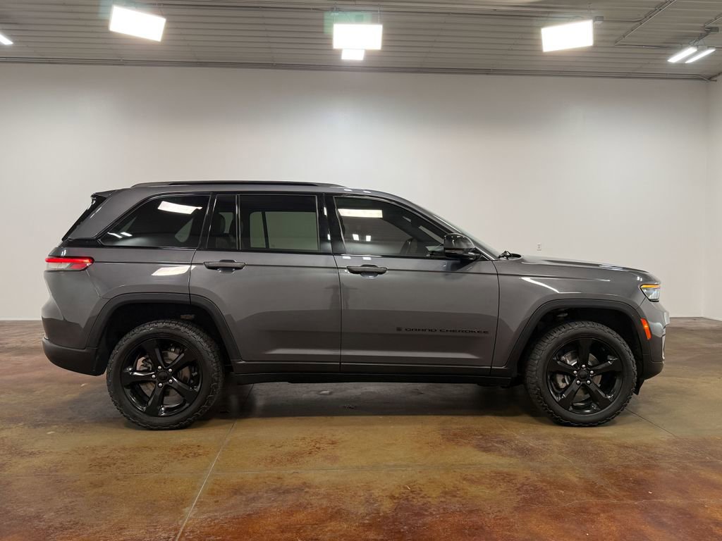 Used 2022 Jeep Grand Cherokee Altitude AWD/4WD image 23