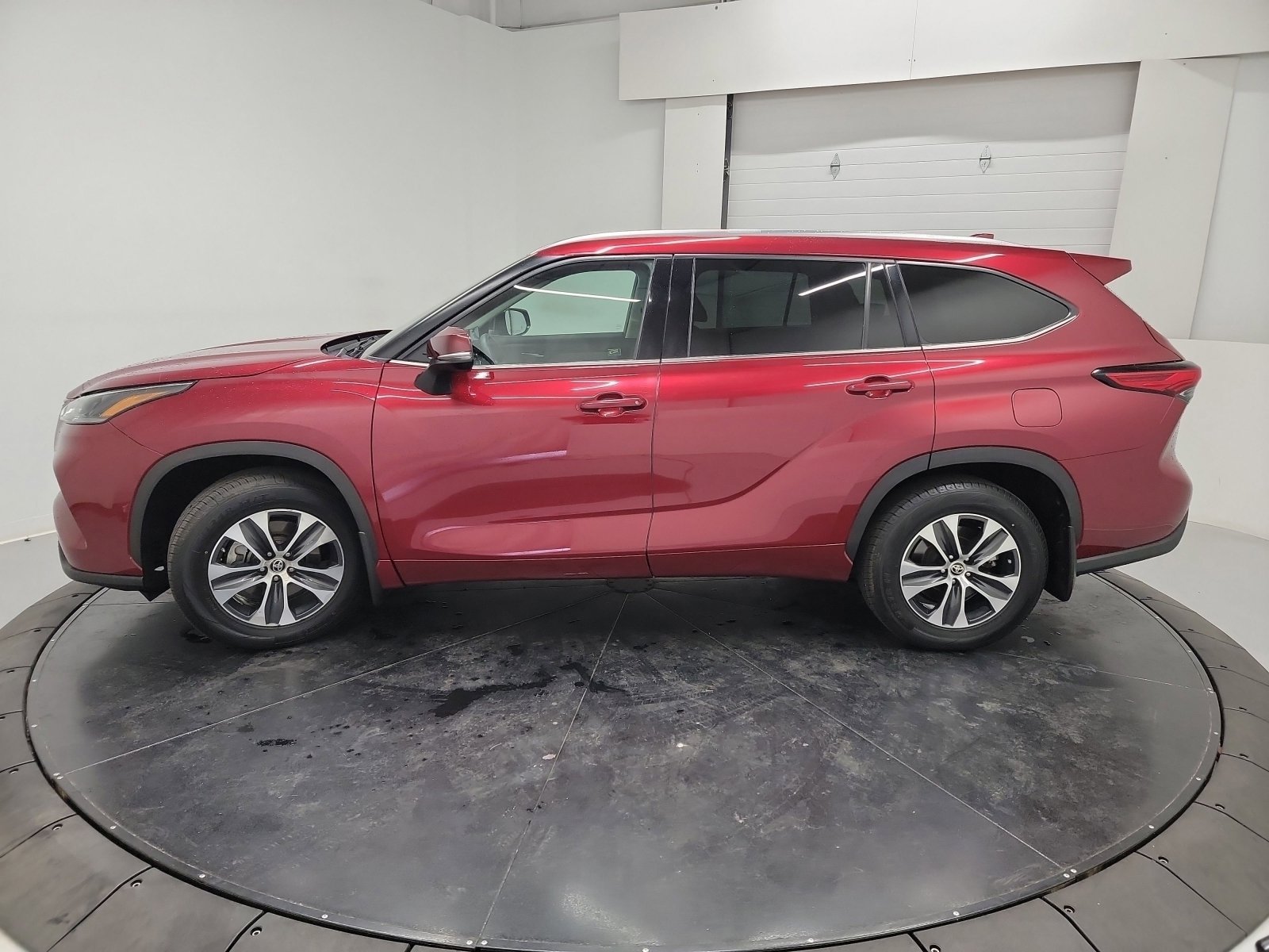 Used 2021 Toyota Highlander XLE AWD/4WD image 4