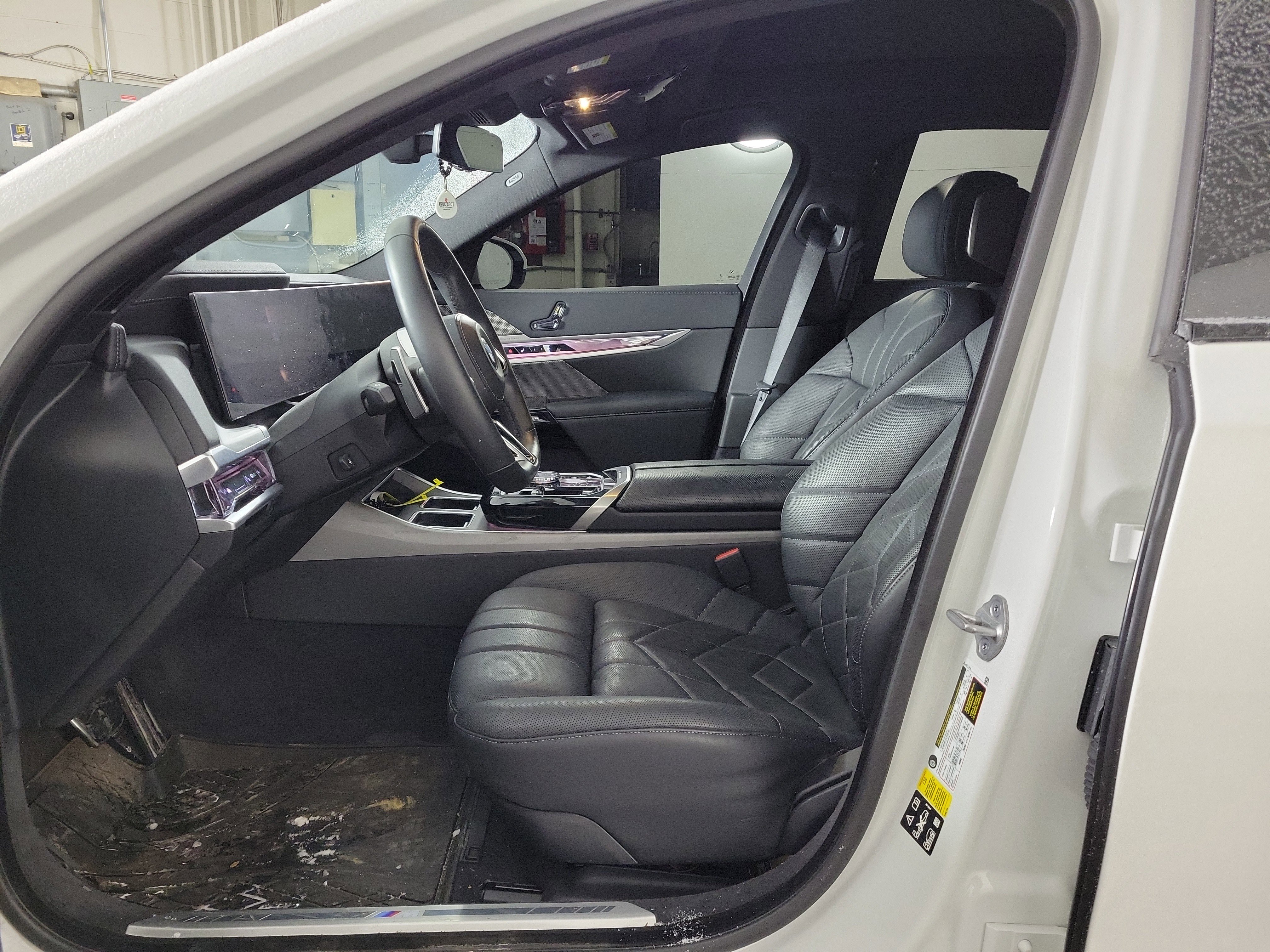 Certified 2023 BMW 760i xDrive image 5