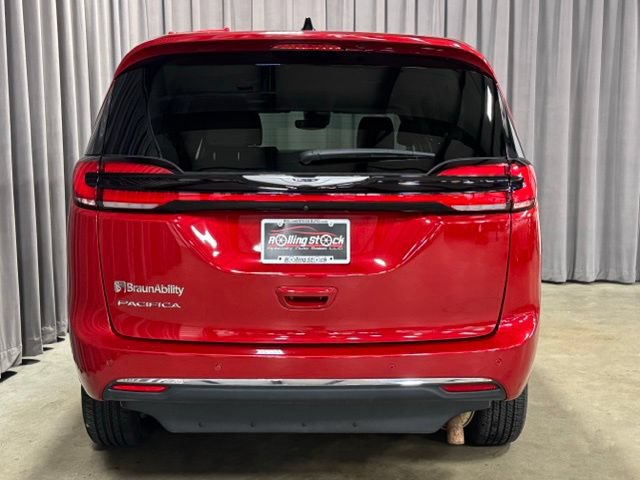 Used 2024 Chrysler Pacifica Touring-L FWD image 6