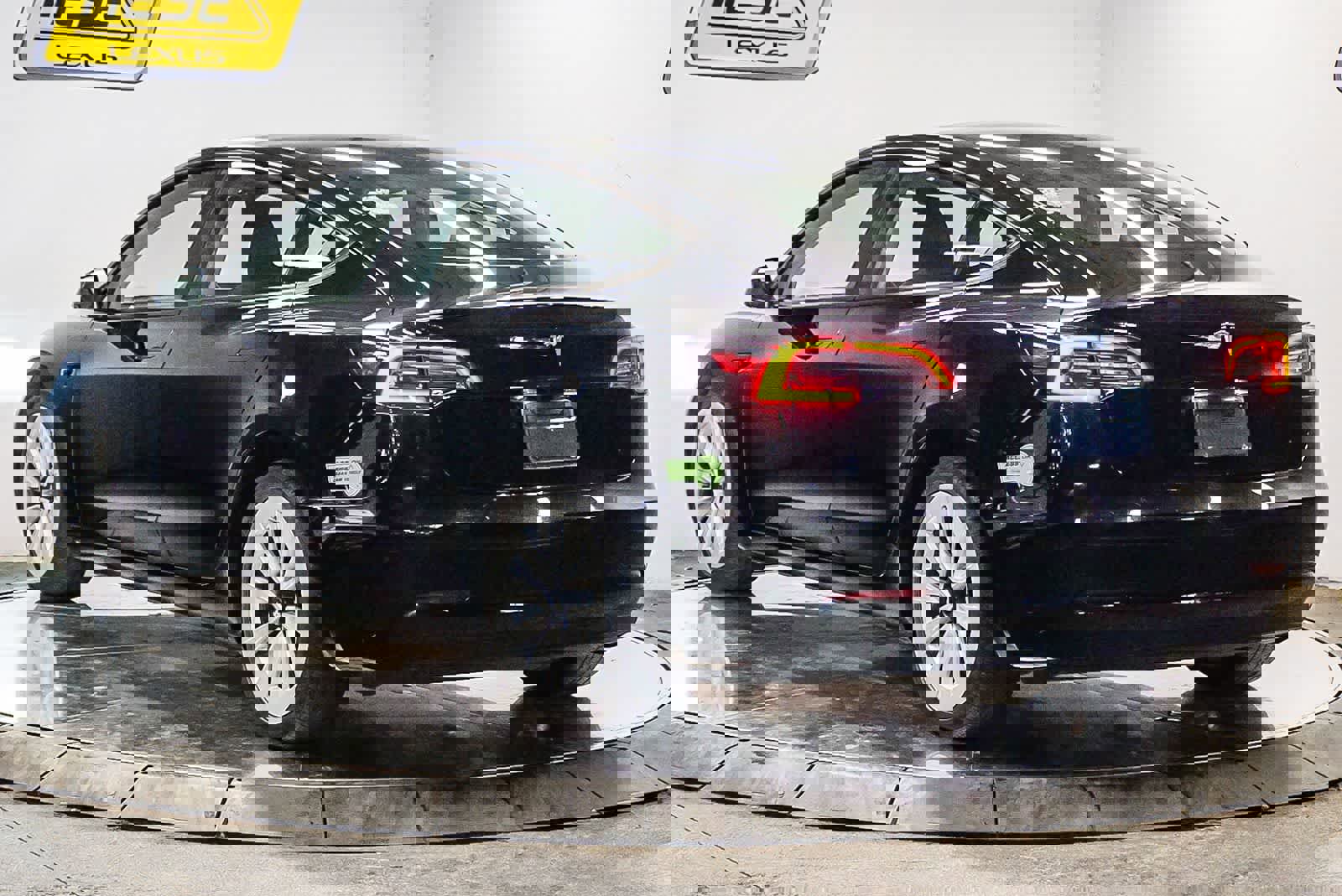 Used 2023 Tesla Model 3 Standard Range image 2