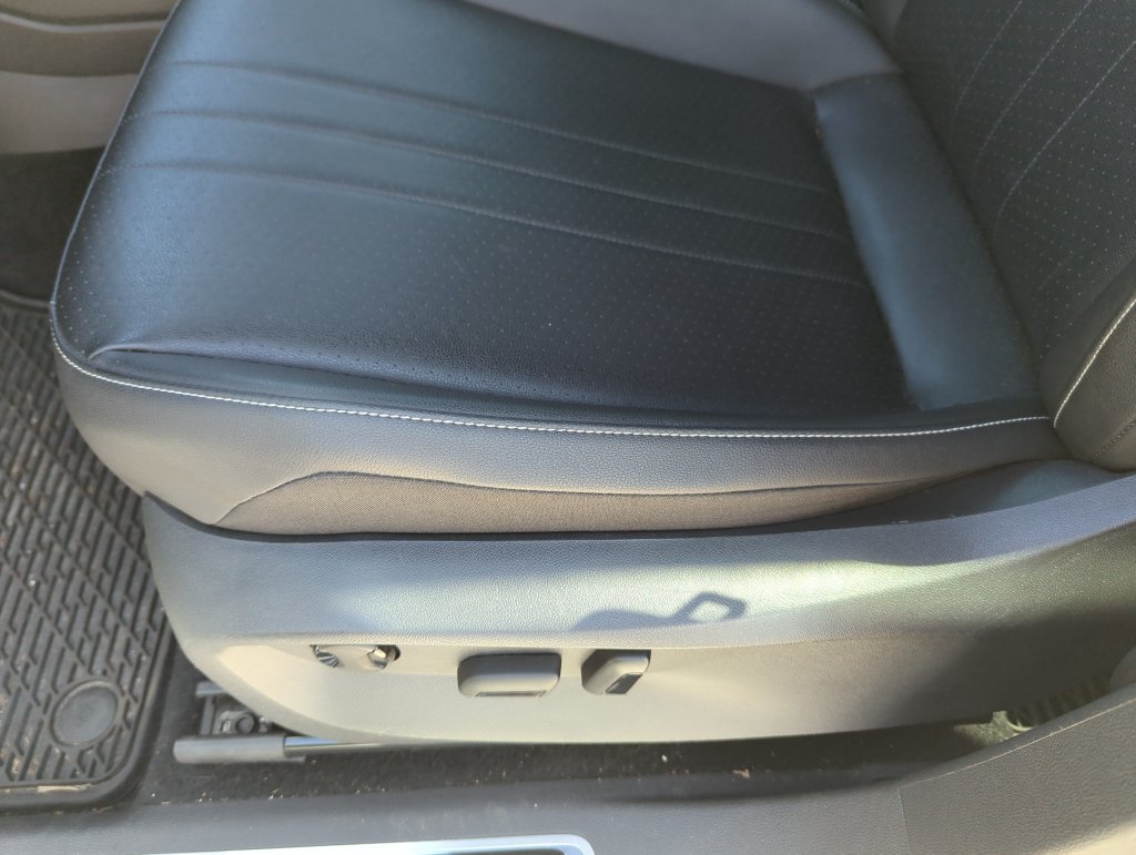 Used 2023 Volkswagen Tiguan SE R-Line FWD image 34