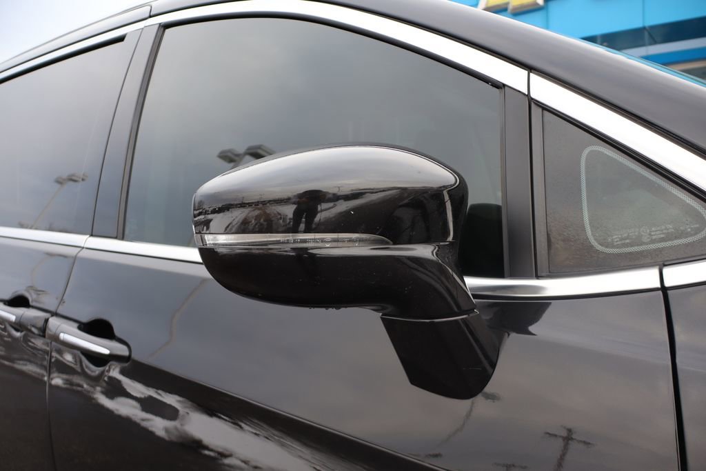 Used 2021 Chrysler Pacifica Touring-L w/ Uconnect Theater Family Group image 2