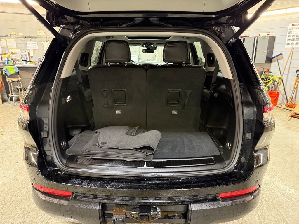 Used 2023 Jeep Grand Cherokee L Limited w/ Black Appearance Package image 14