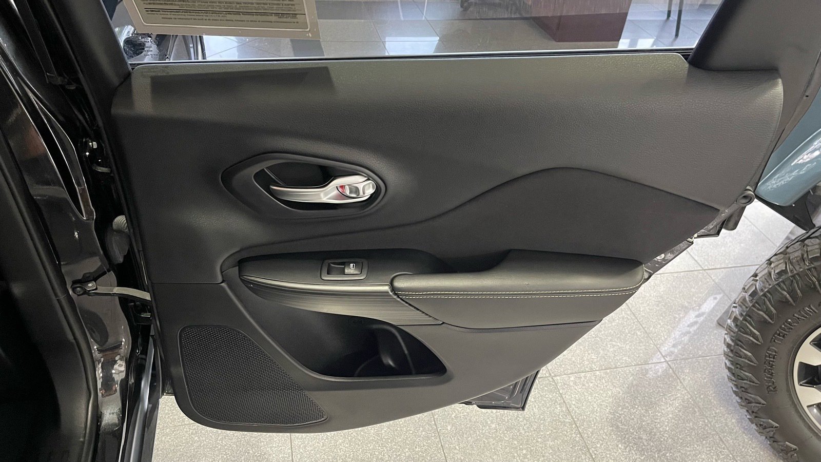 Used 2015 Jeep Cherokee Sport w/ Sport Appearance Group FWD image 41