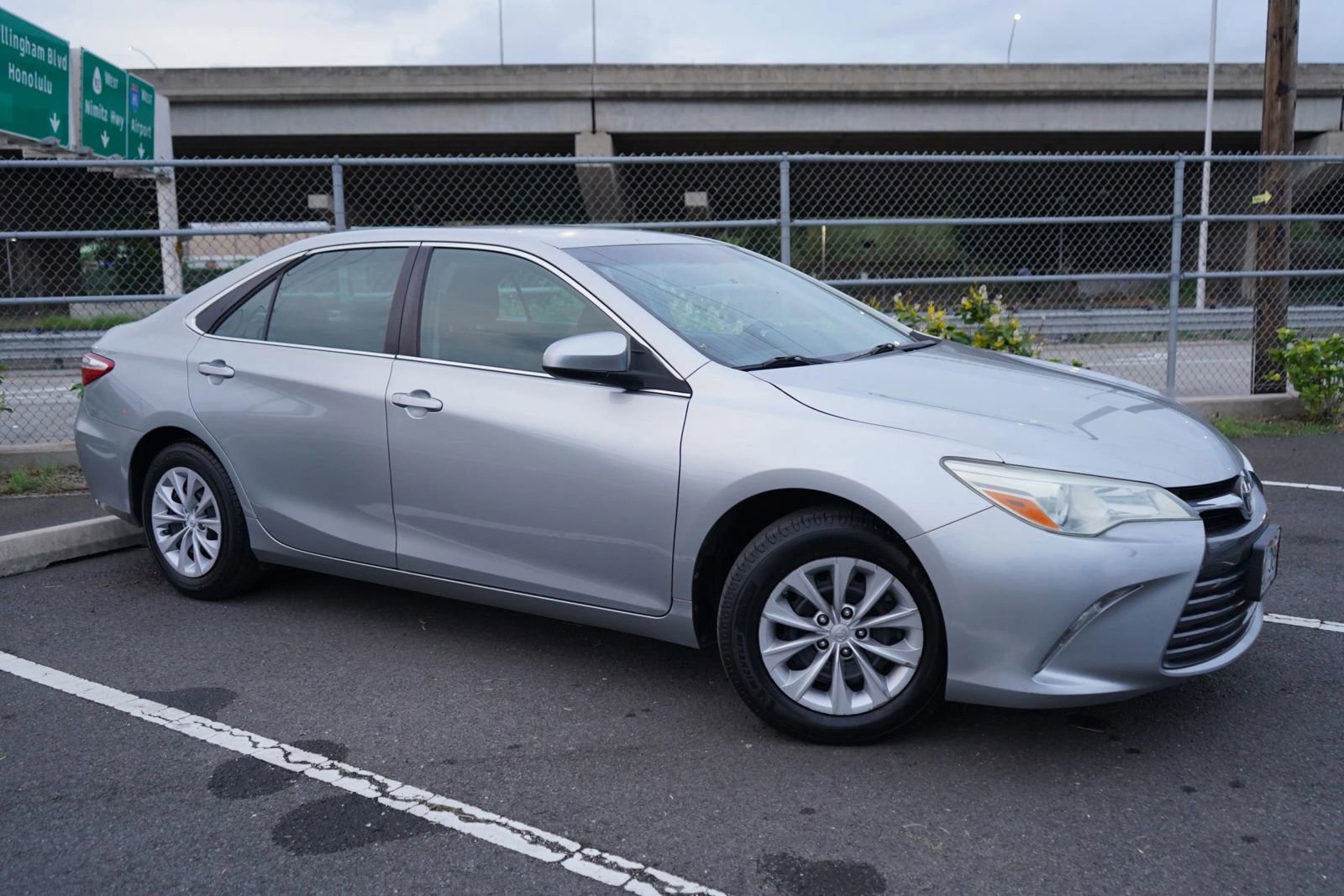 Used 2016 Toyota Camry LE image 5