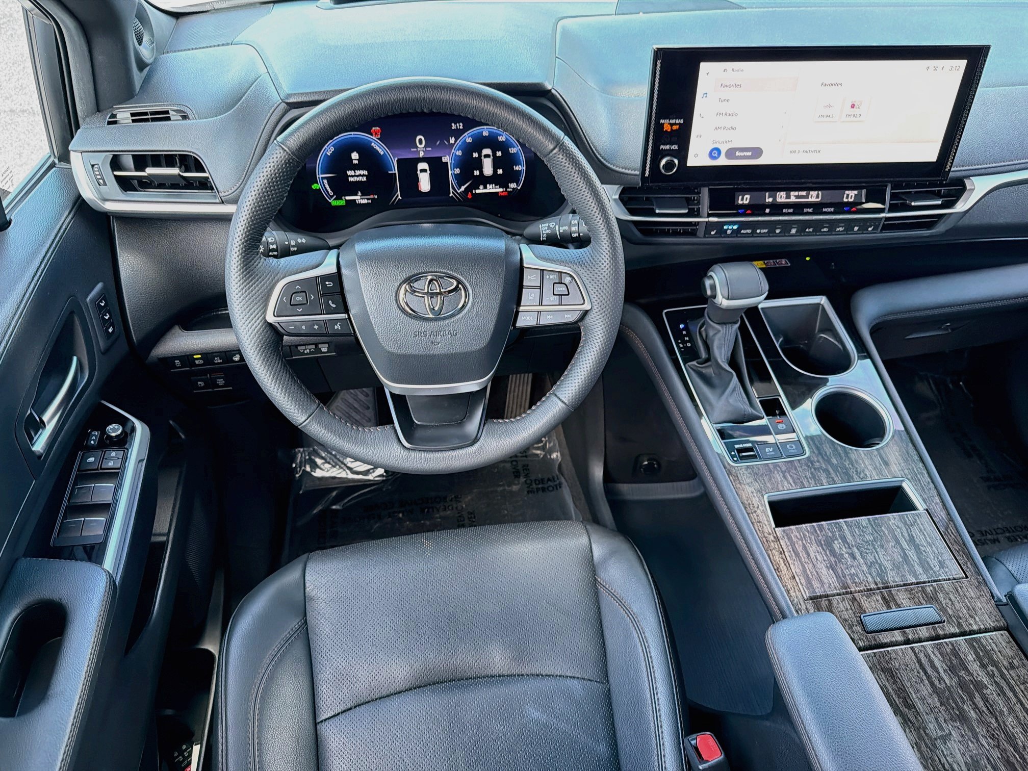 Used 2025 Toyota Sienna Platinum AWD/4WD image 17