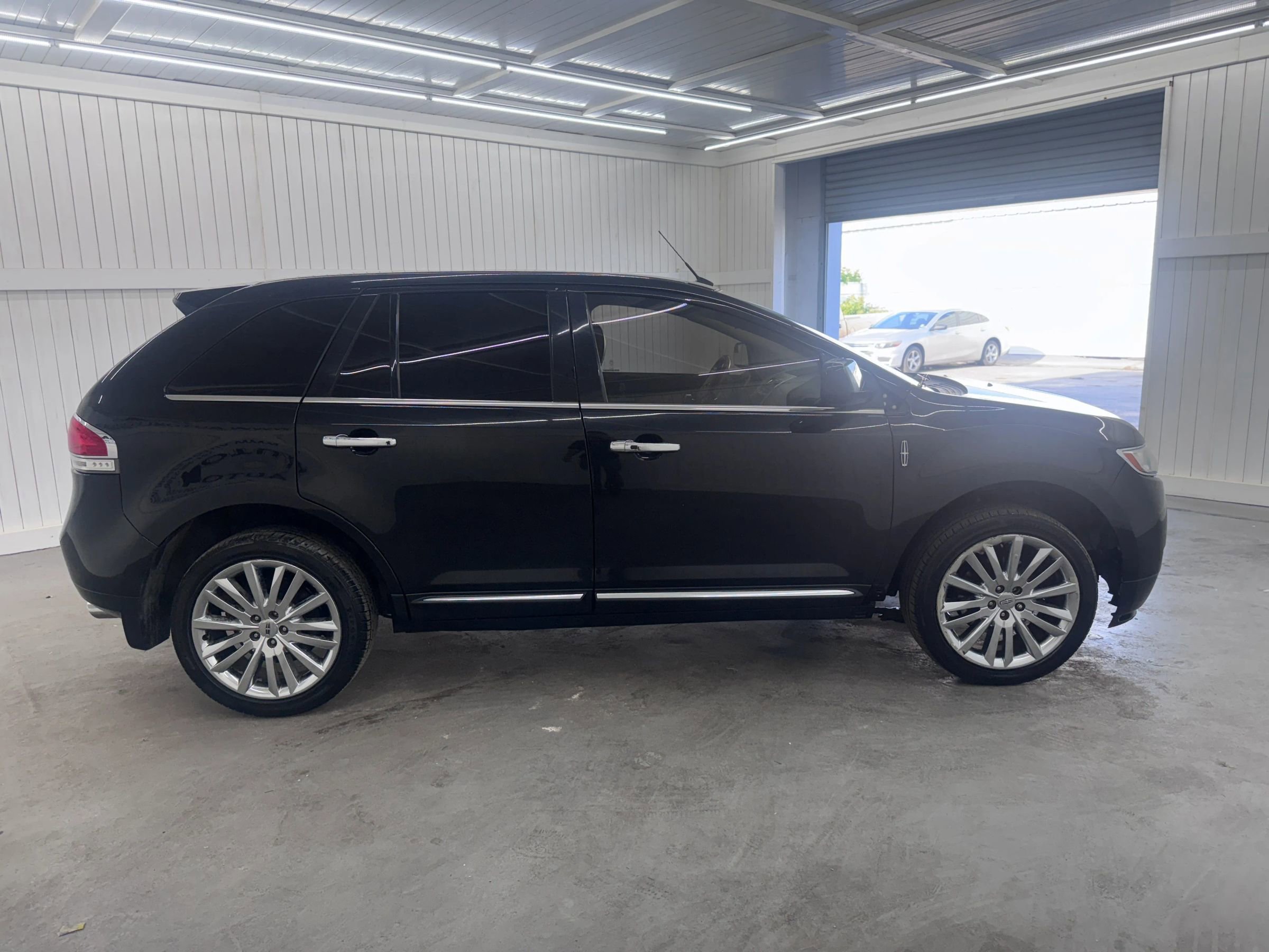 Used 2015 Lincoln MKX AWD w/ Equipment Group 102A image 4
