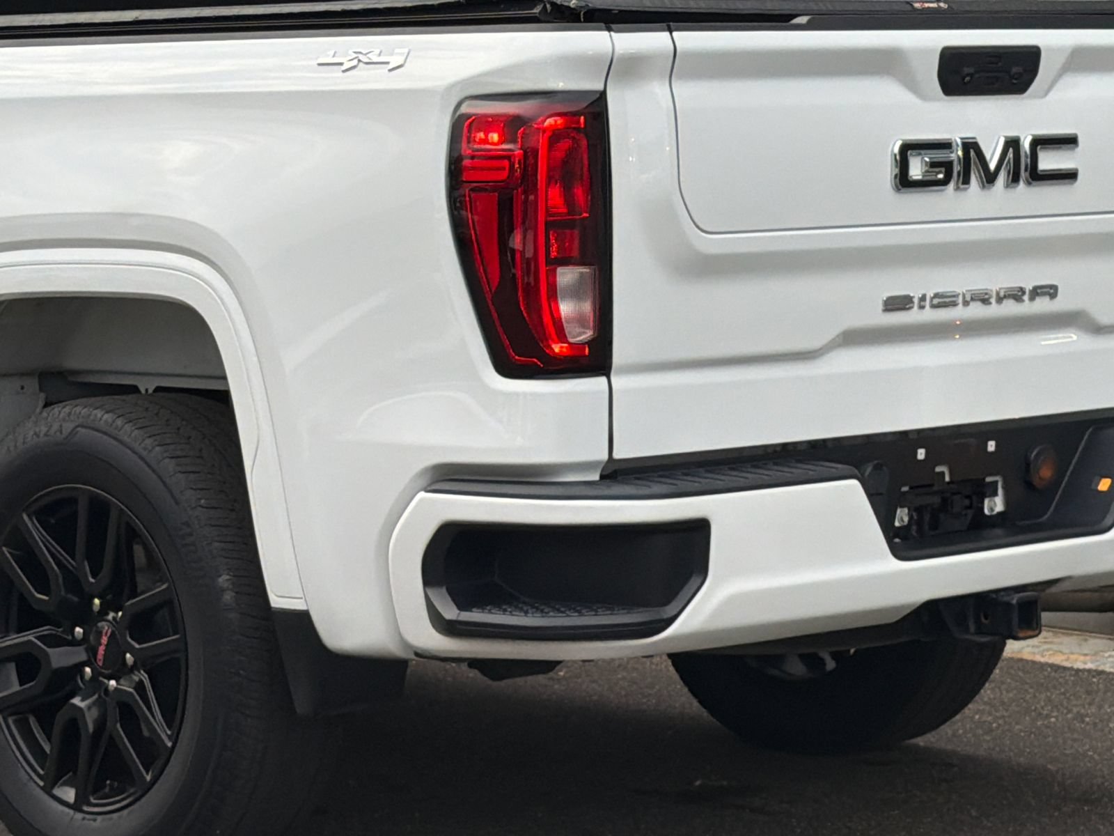 Used 2022 GMC Sierra 1500 Elevation w/ LPO, Elevation Black Package AWD/4WD image 10