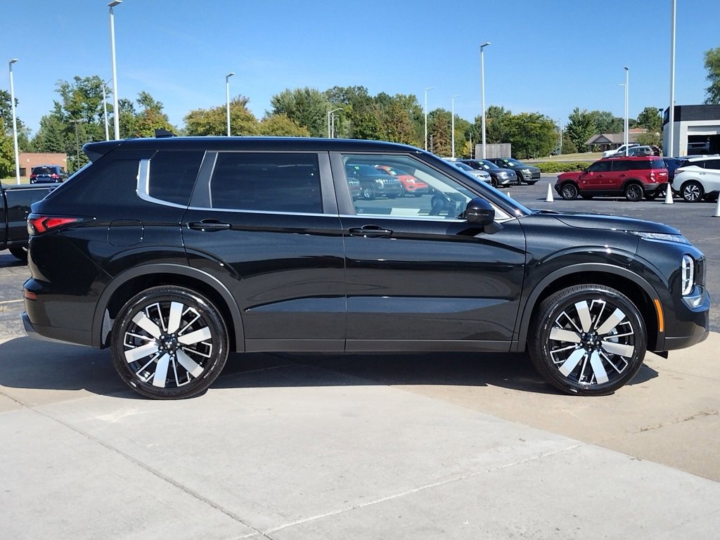 New 2025 Mitsubishi Outlander SE image 4