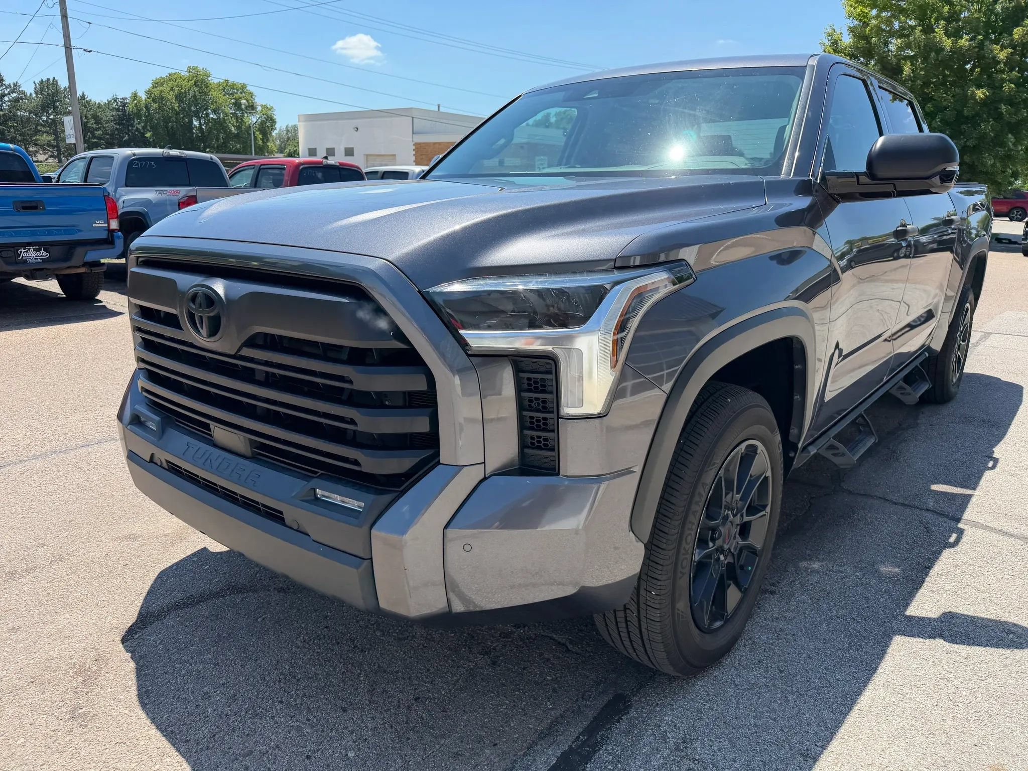 Used 2022 Toyota Tundra SR5 w/ SR5 Convenience Package AWD/4WD image 4