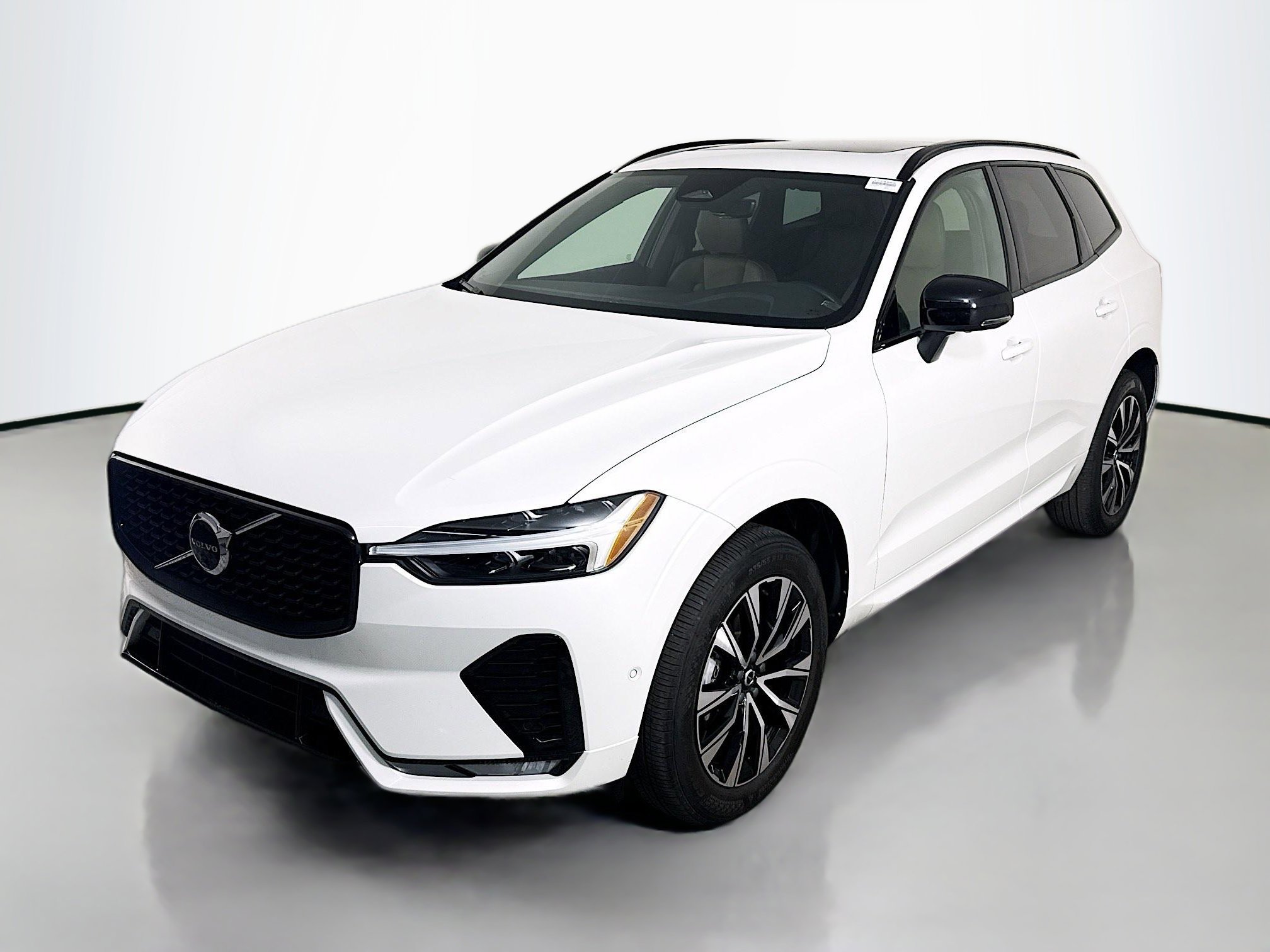 Used 2024 Volvo XC60 B5 Plus image 4