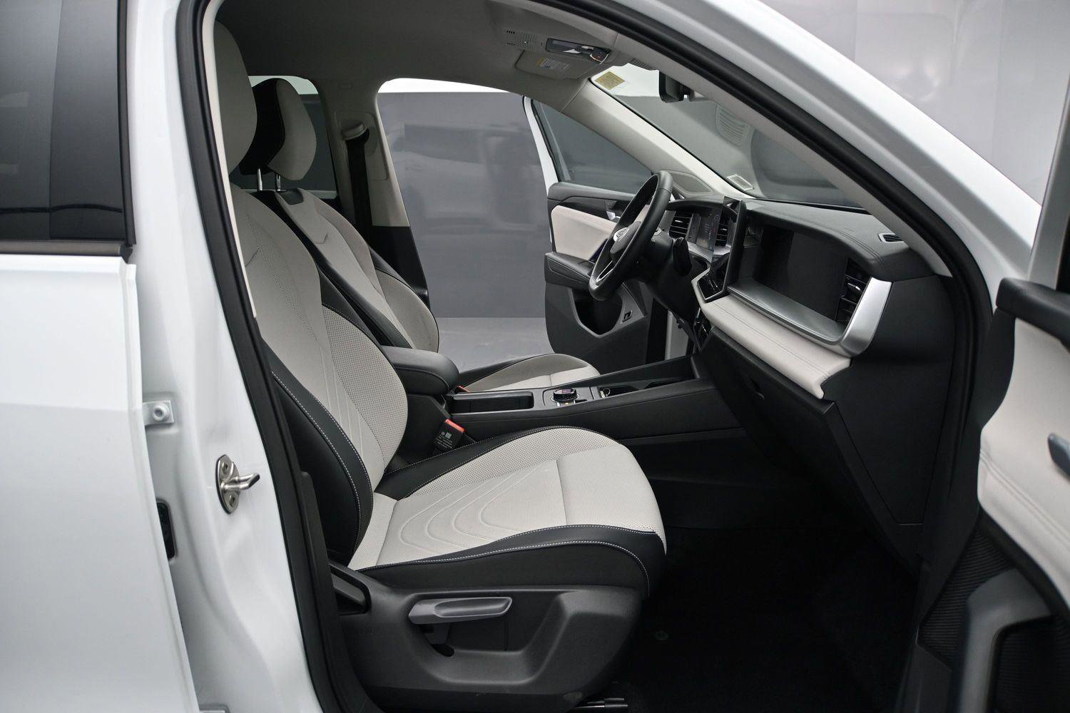 Used 2025 Volkswagen Tiguan SE AWD/4WD image 17