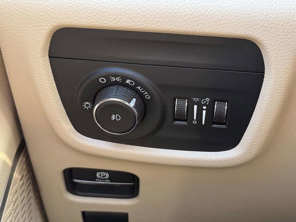 Used 2022 Jeep Grand Cherokee L Limited AWD/4WD image 24