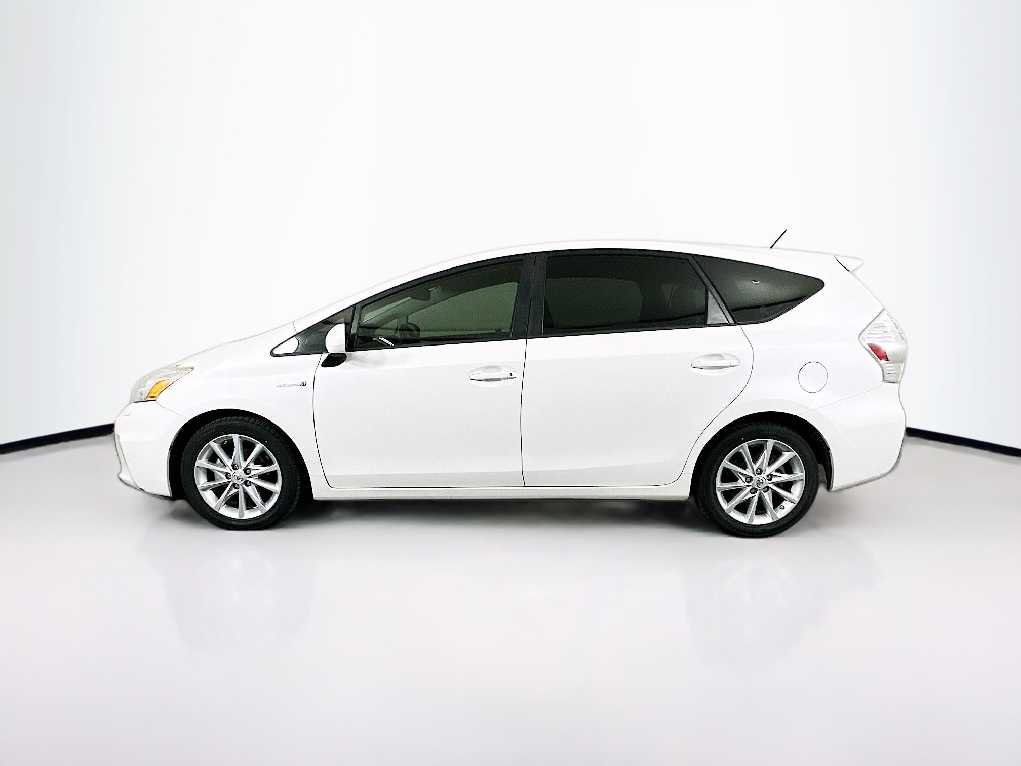 Used 2013 Toyota Prius V Five w/ Preferred Accessory Pkg FWD image 4