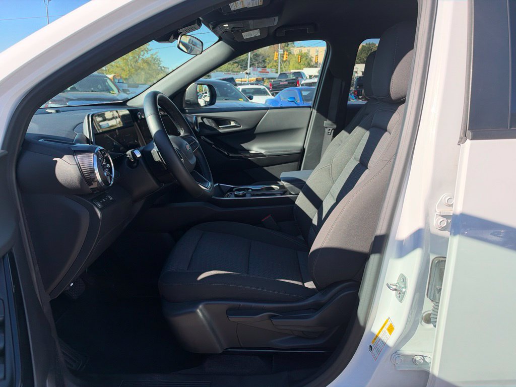 Used 2026 Chevrolet Equinox LT AWD/4WD image 12