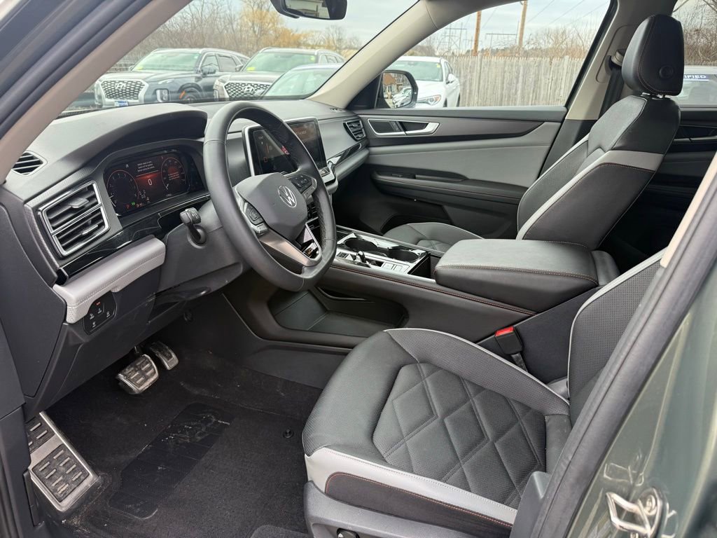 Used 2024 Volkswagen Atlas Peak Edition SE image 21