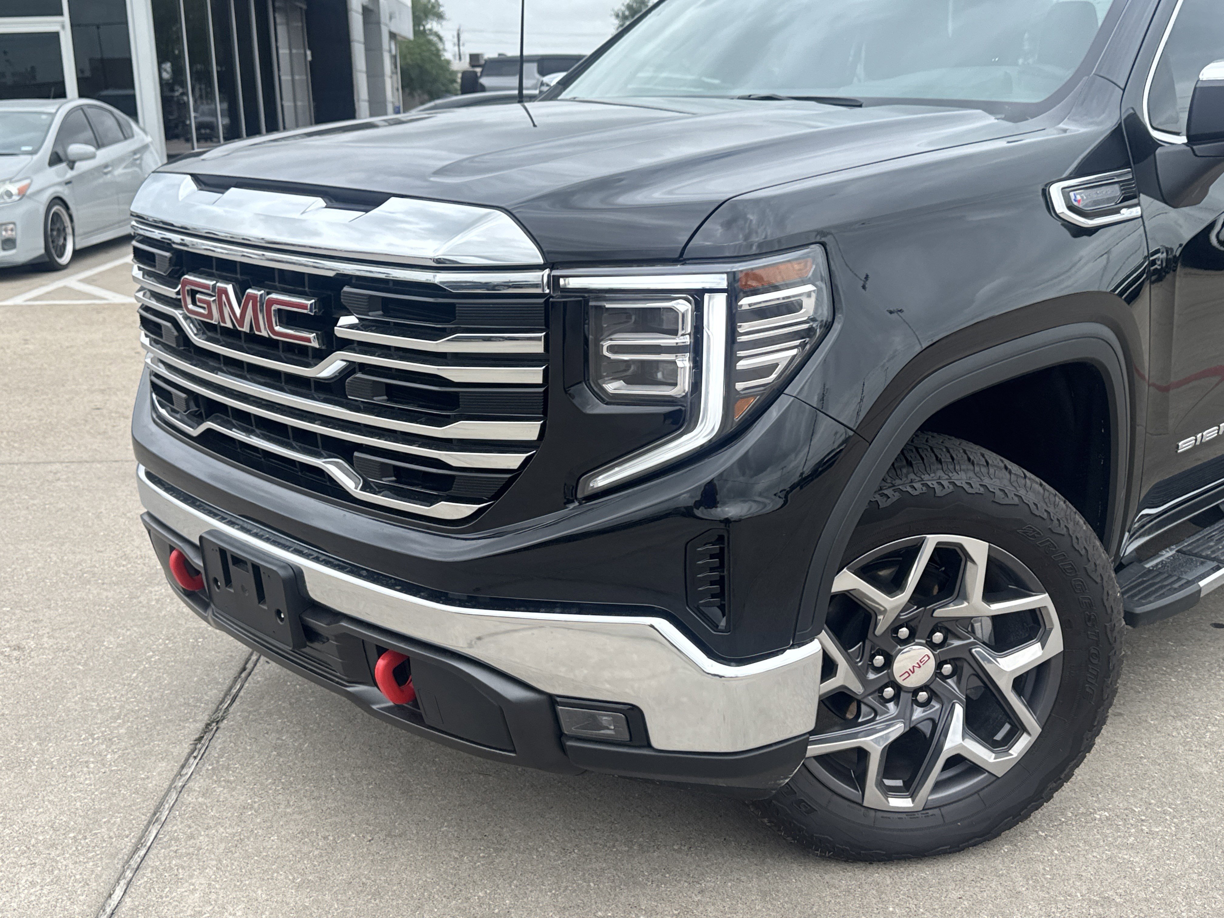 Used 2025 GMC Sierra 1500 SLT image 2