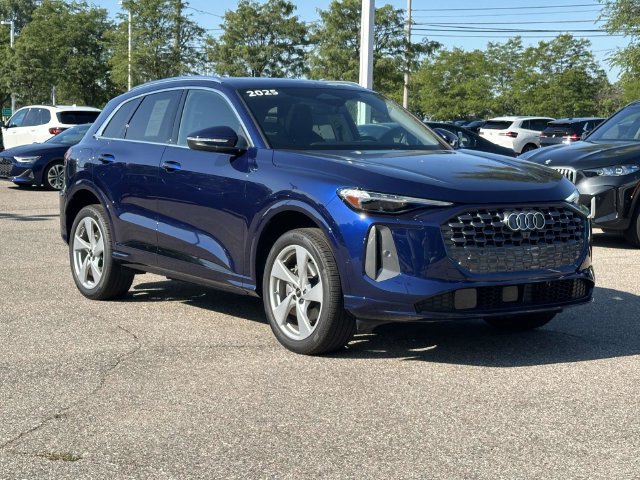Used 2025 Audi Q5 Premium Plus w/ Premium Plus AWD/4WD image 1