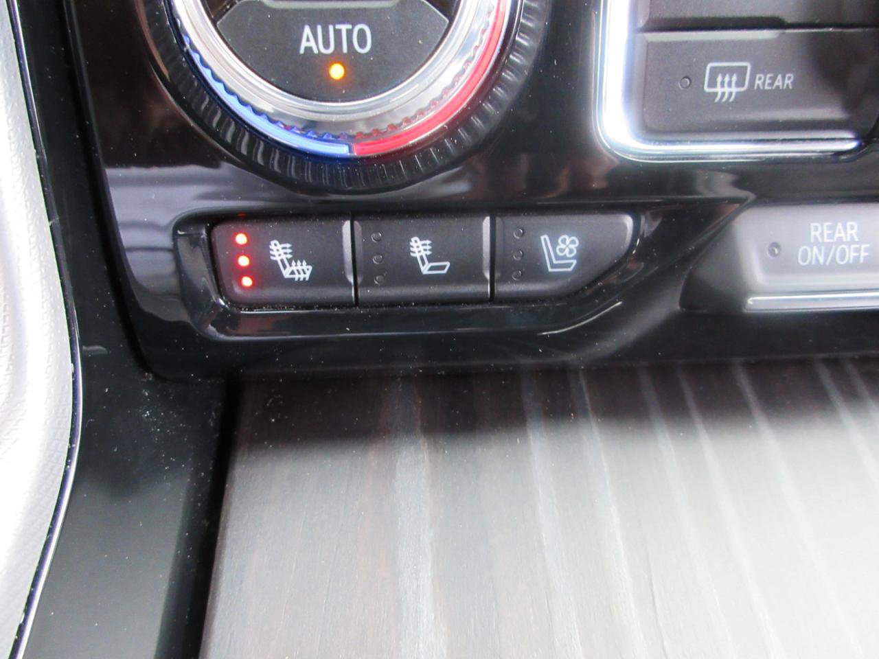 Used 2024 GMC Yukon Denali w/ Advanced Technology Package image 8