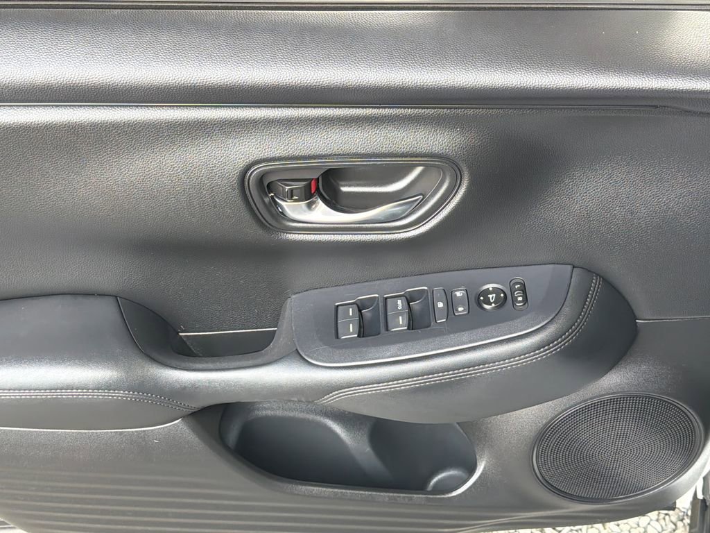 Used 2023 Honda HR-V LX image 3