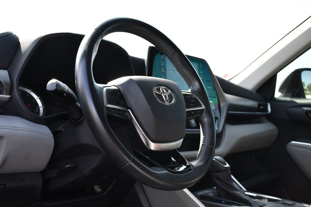 Used 2021 Toyota Highlander LE FWD image 15