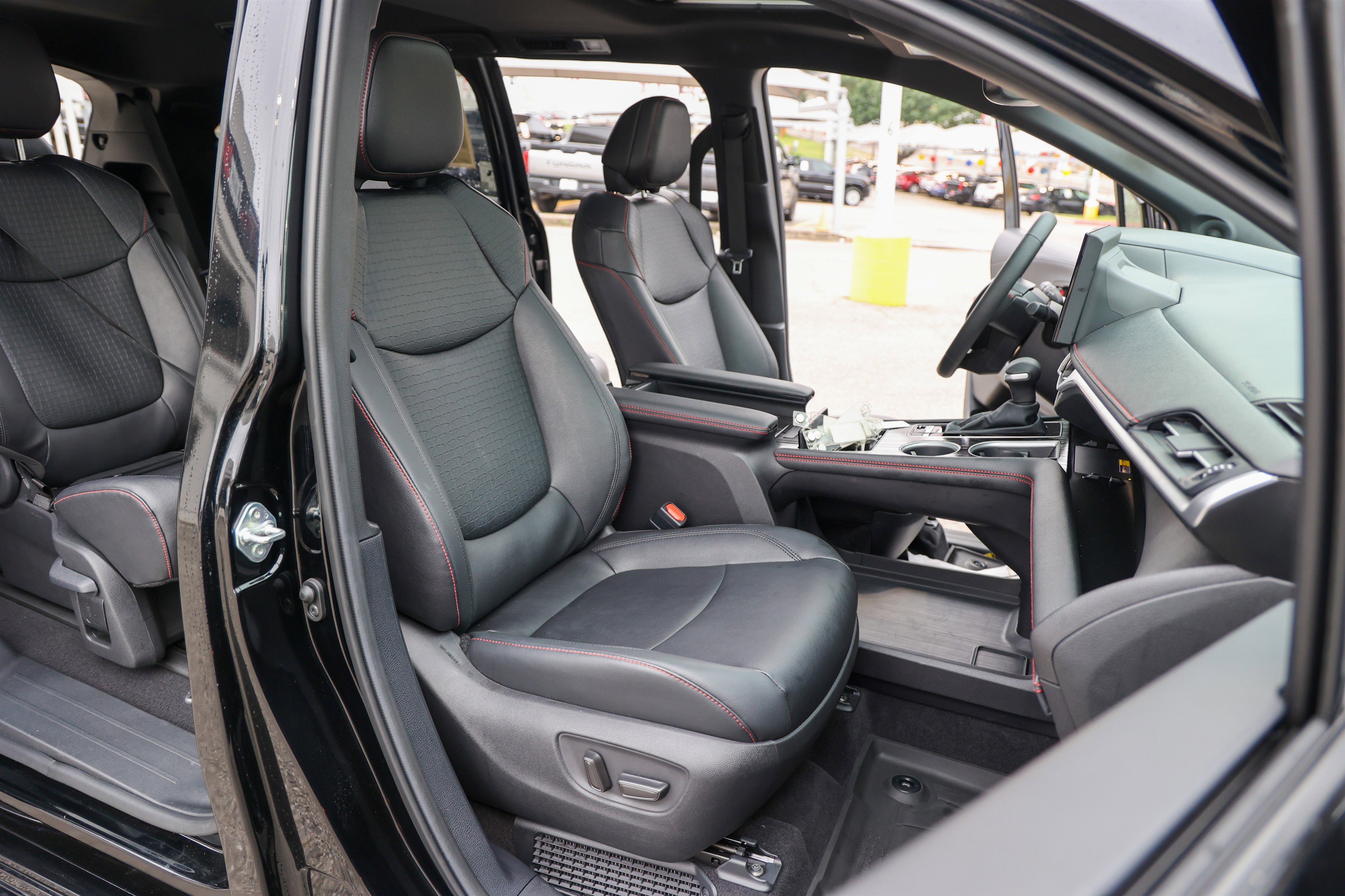 Used 2025 Toyota Sienna XSE w/ XSE Plus Package FWD image 43