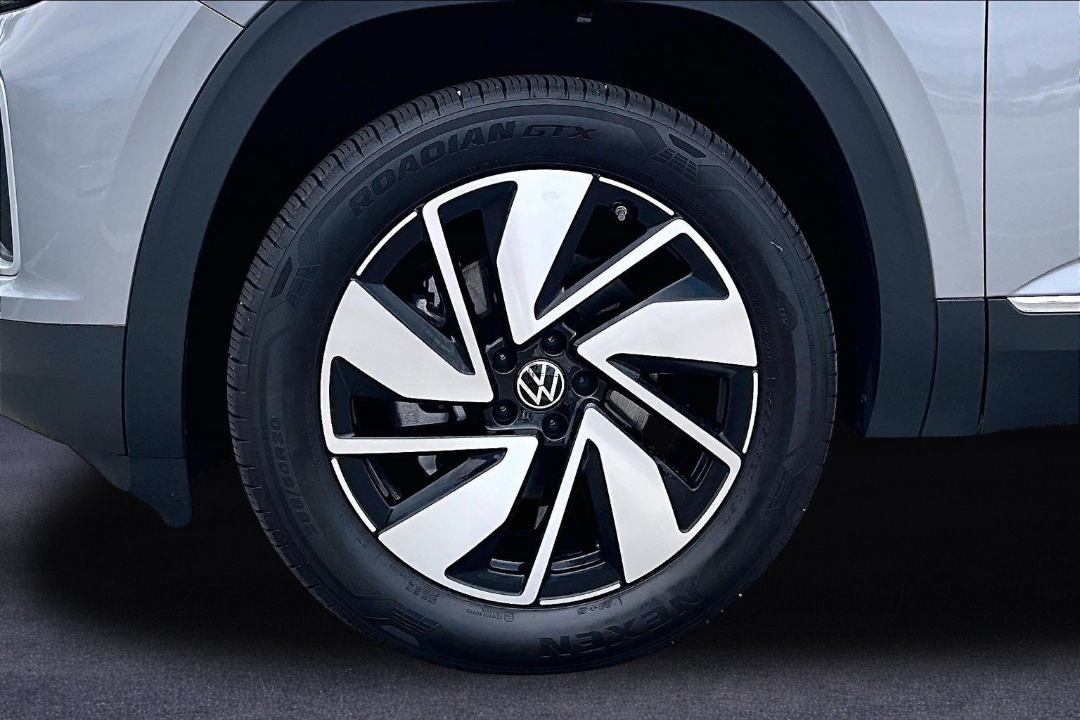 Used 2025 Volkswagen Atlas SEL AWD/4WD image 35