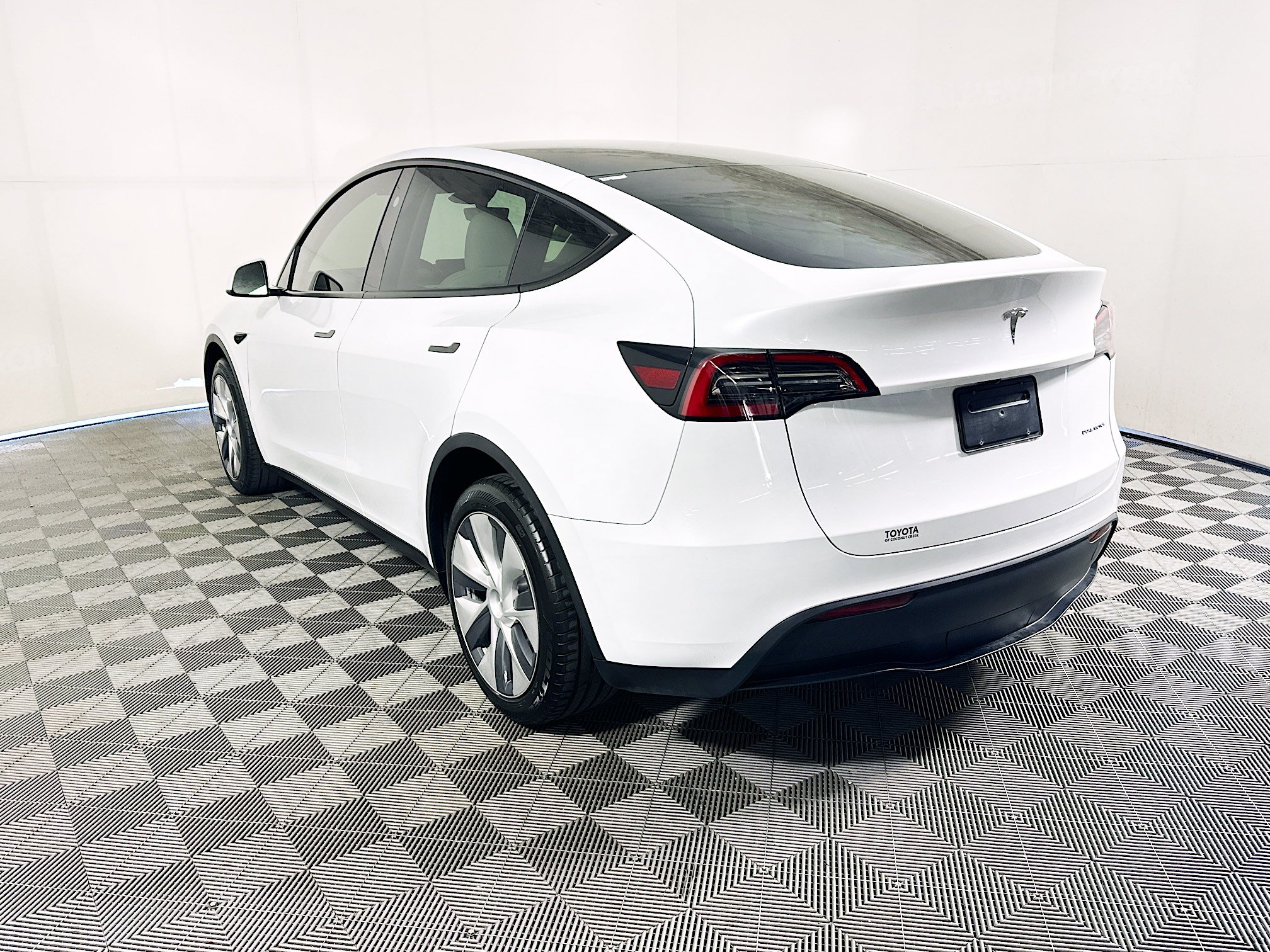 Used 2024 Tesla Model Y Long Range AWD/4WD image 5