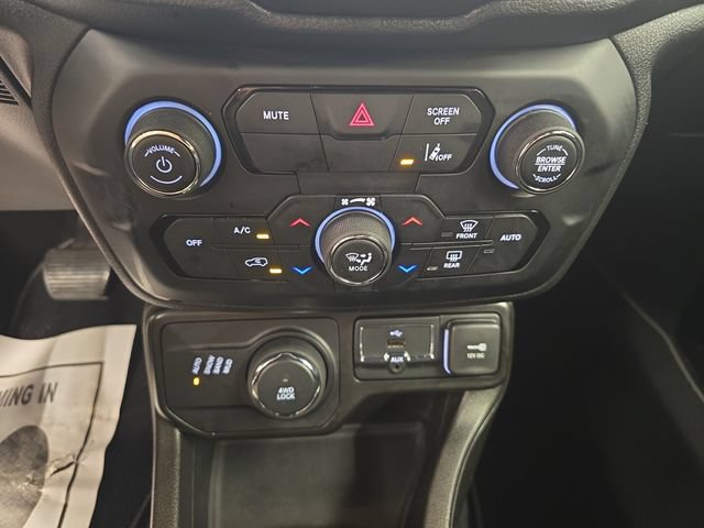 Used 2021 Jeep Renegade Latitude AWD/4WD image 22