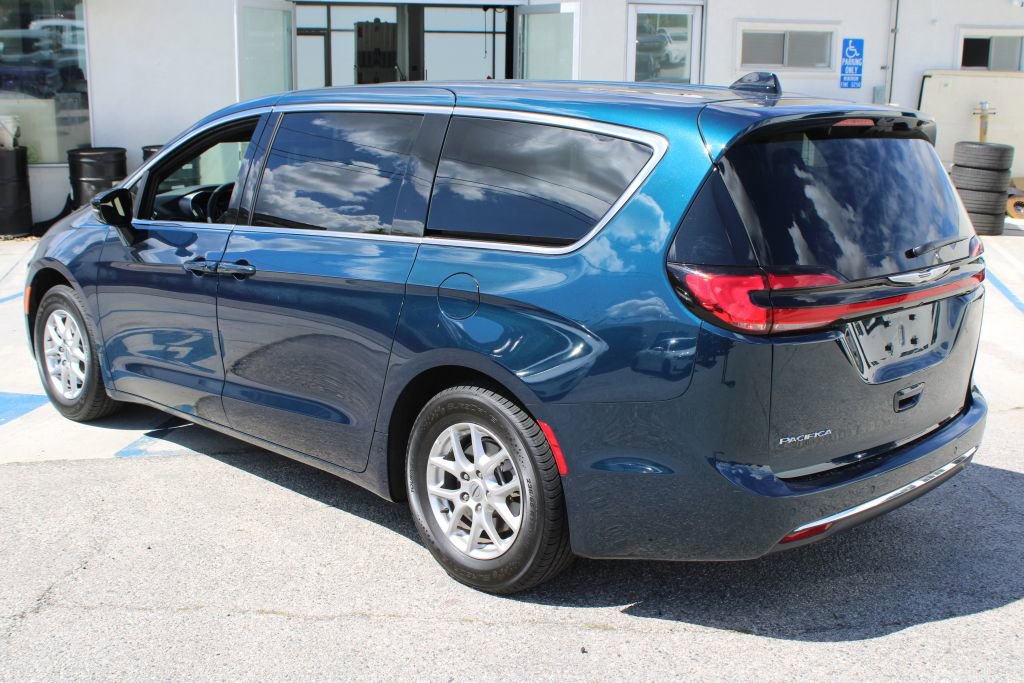Used 2025 Chrysler Pacifica Select image 6