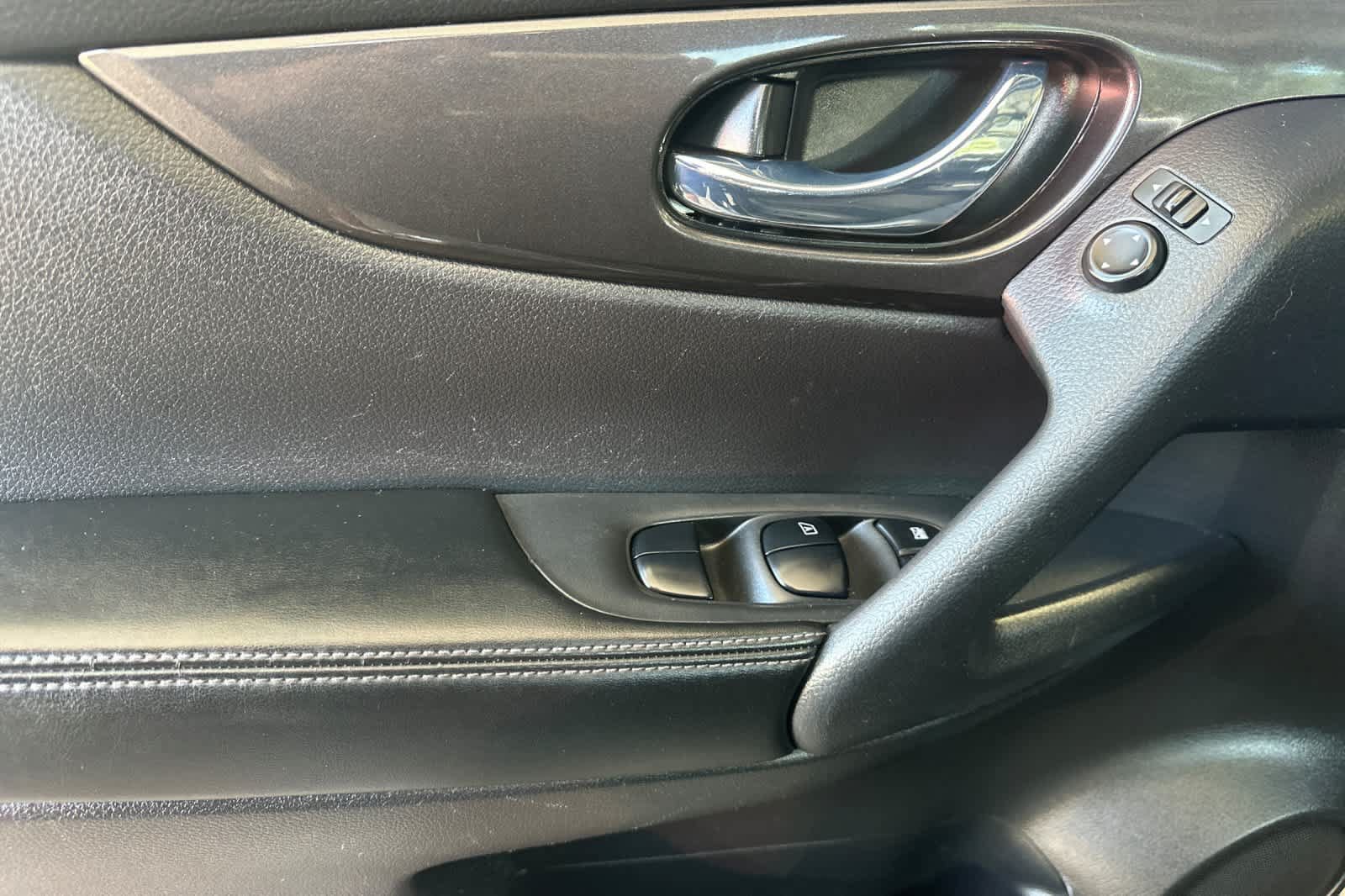 Used 2020 Nissan Rogue SV FWD image 12