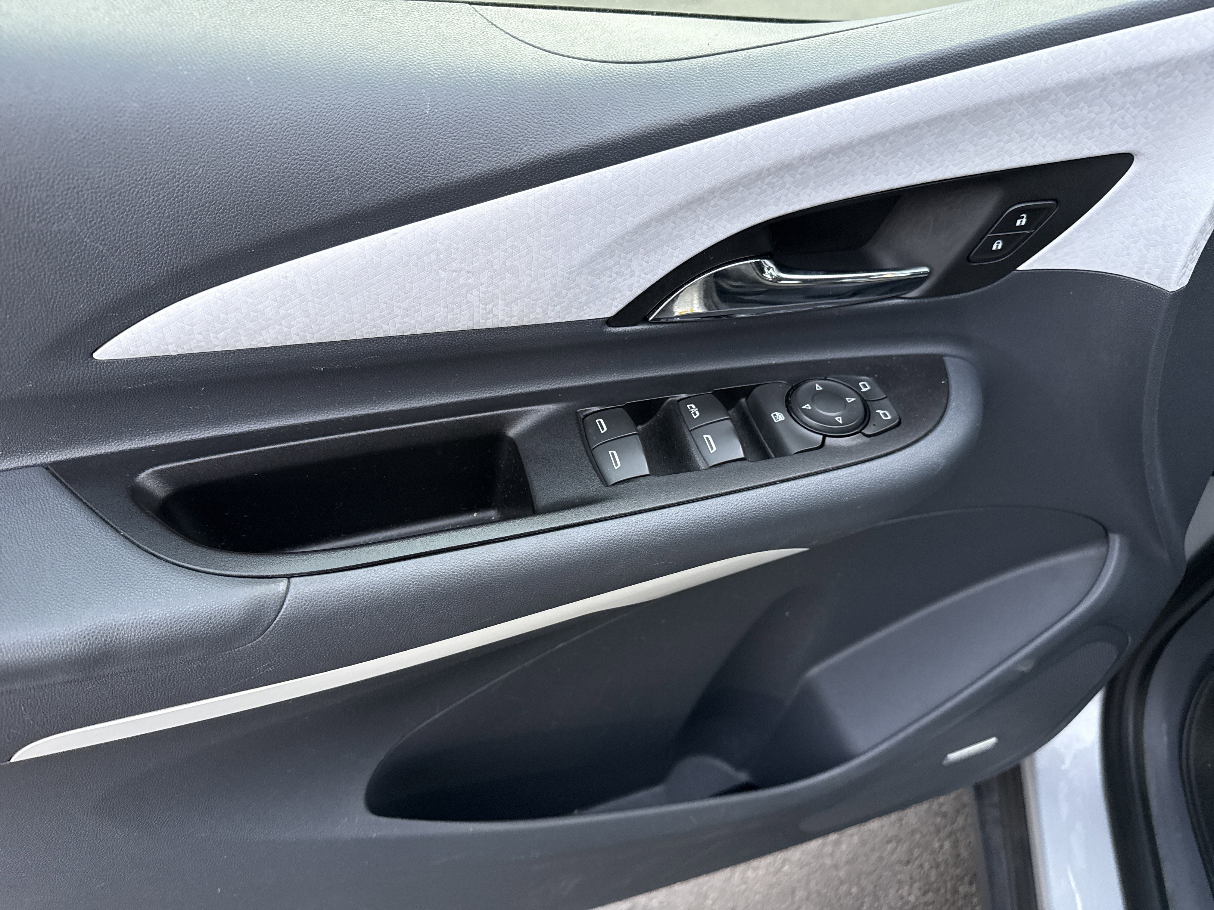 Used 2017 Chevrolet Bolt Premier w/ Driver Confidence II Package image 14