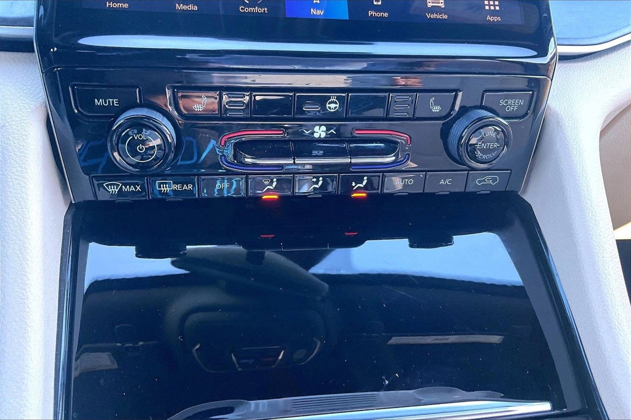 Used 2023 Jeep Grand Cherokee Limited w/ Black Appearance Package image 18