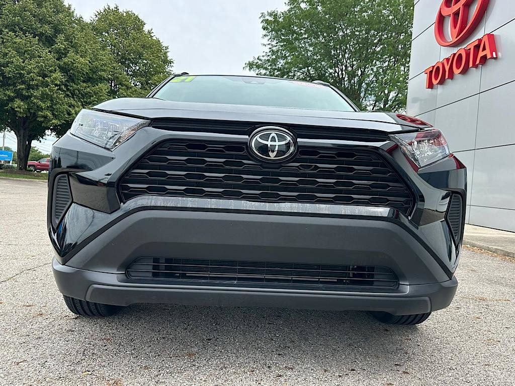 Used 2021 Toyota RAV4 LE AWD/4WD image 9