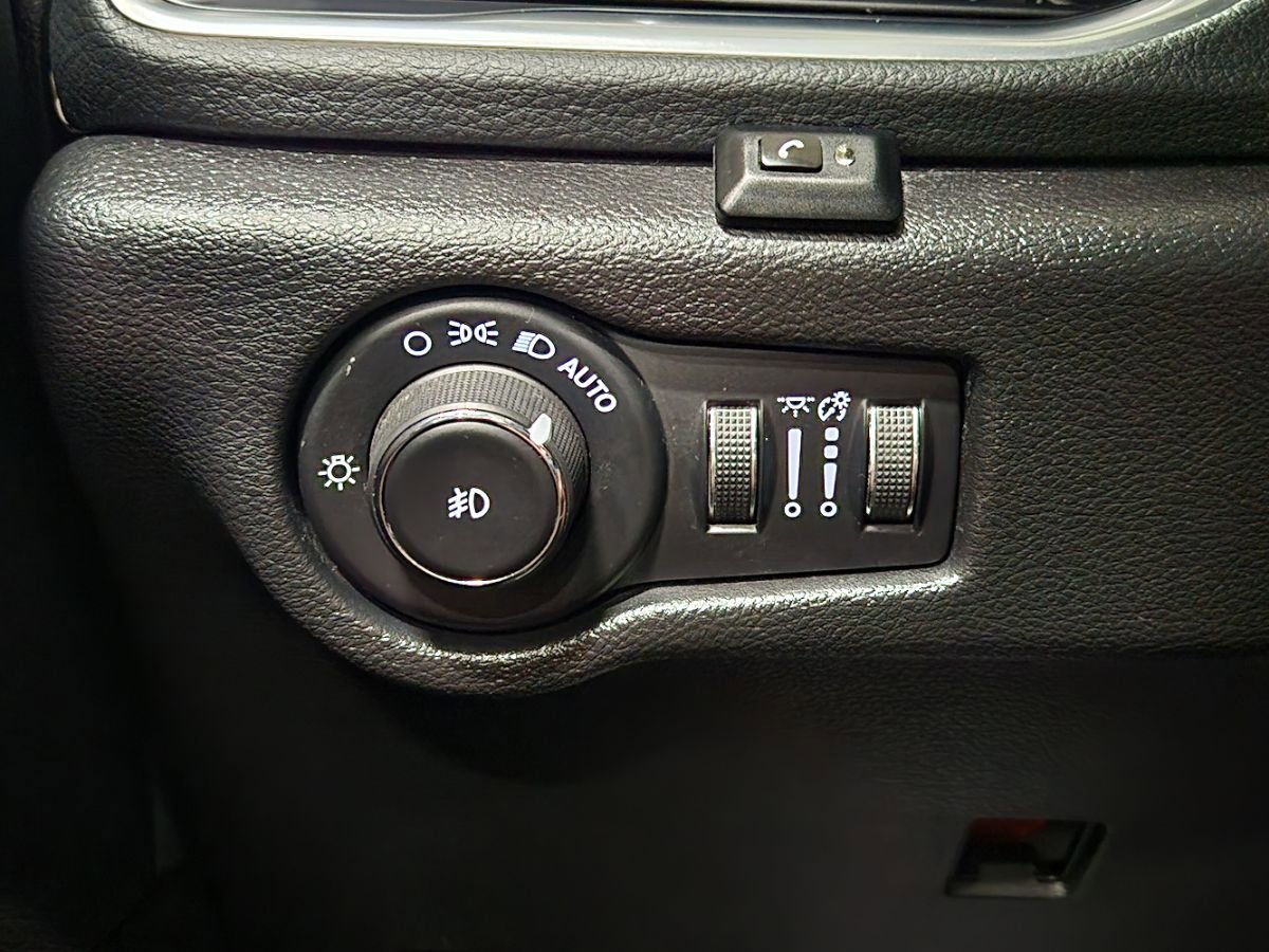 Used 2020 Chrysler Pacifica Limited w/ Advanced Safetytec Group image 43