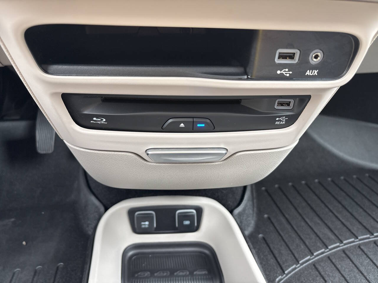 Used 2020 Chrysler Pacifica Limited w/ Advanced Safetytec Group FWD image 14