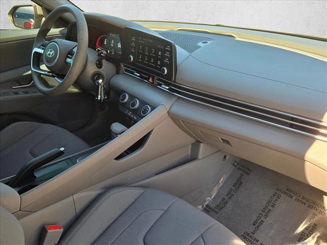 Used 2025 Hyundai Elantra SE image 21