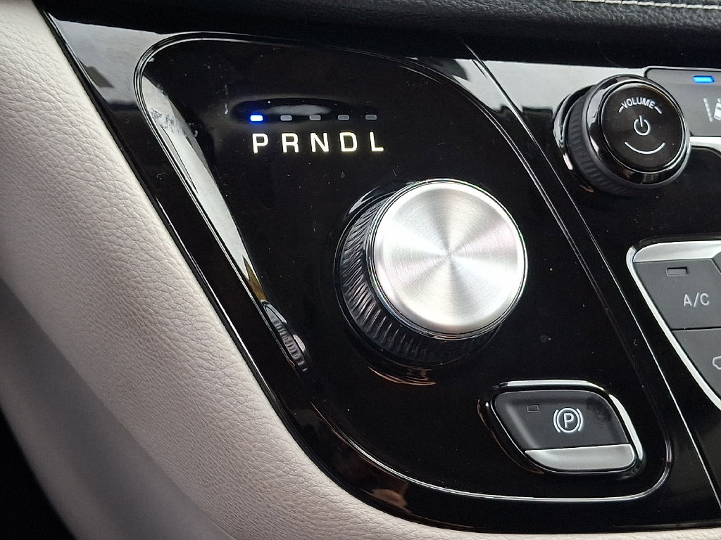 Used 2023 Chrysler Pacifica Touring-L FWD image 14