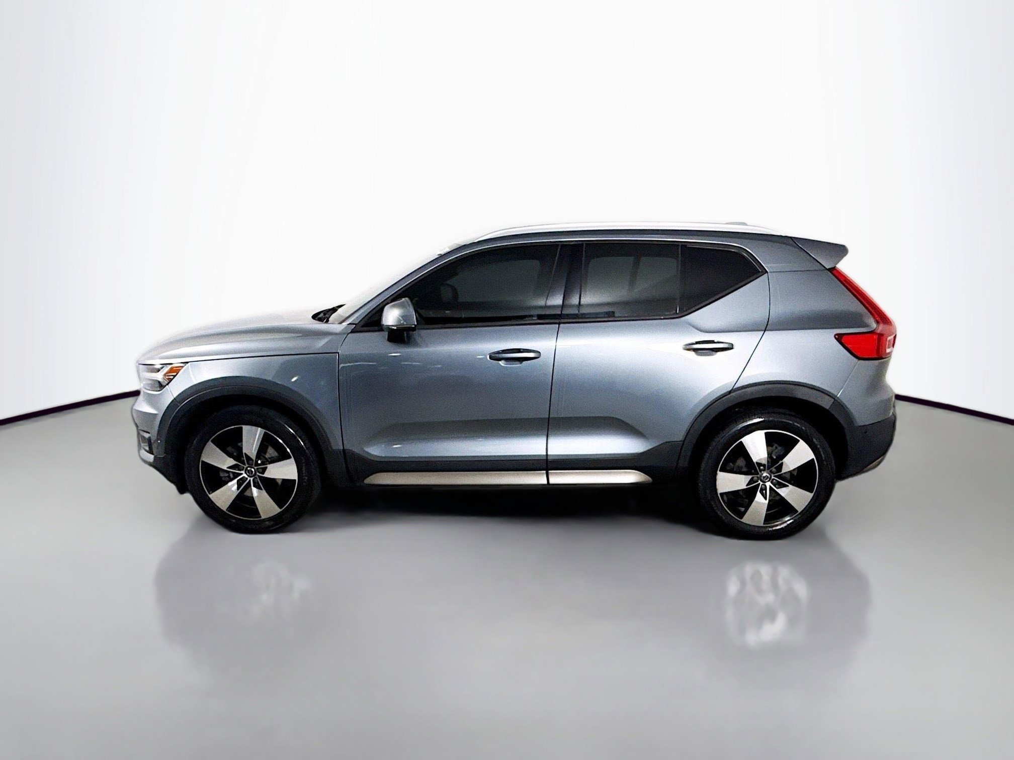 Used 2019 Volvo XC40 T4 Momentum FWD image 6