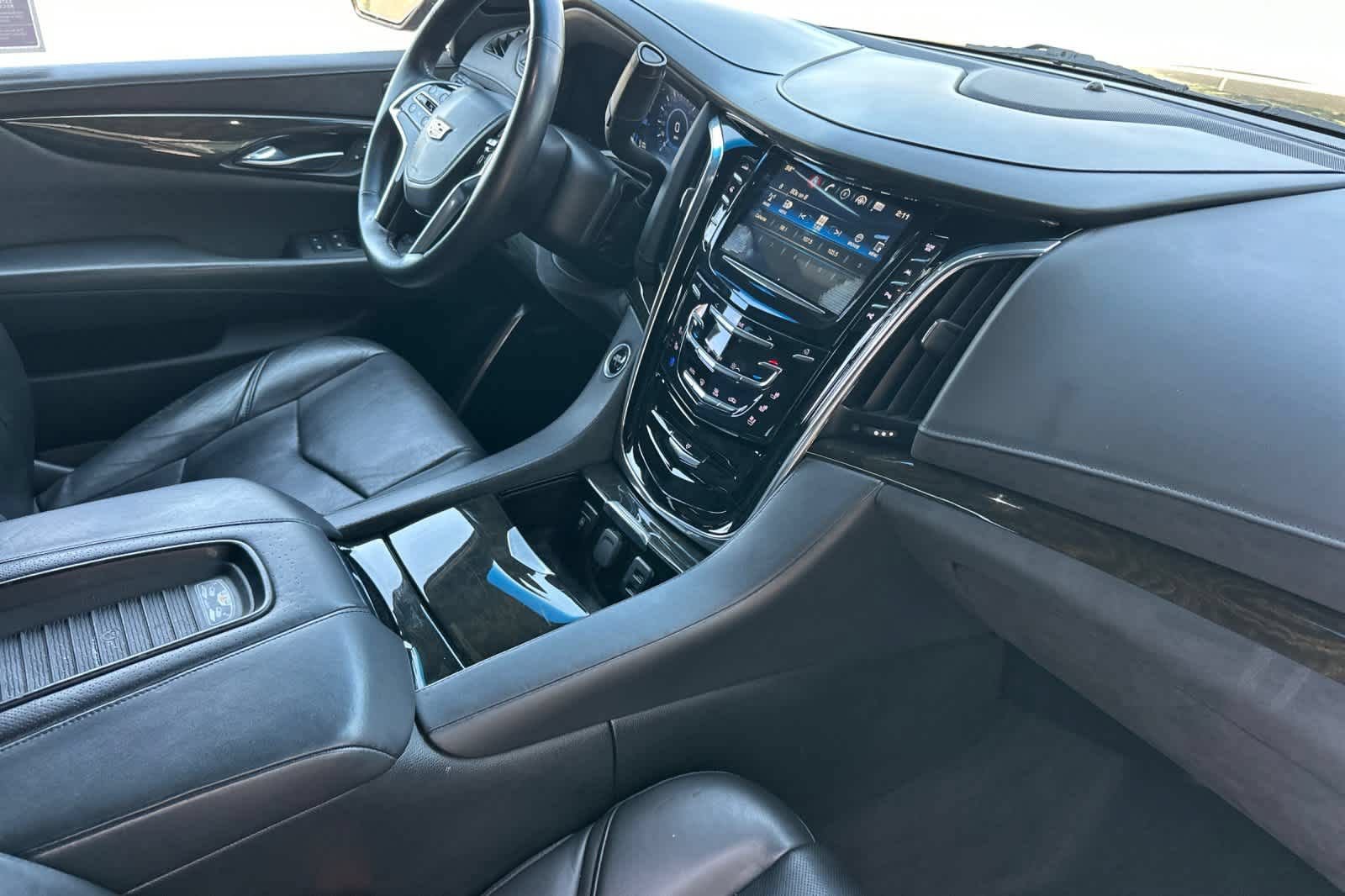 Used 2018 Cadillac Escalade Platinum AWD/4WD image 19
