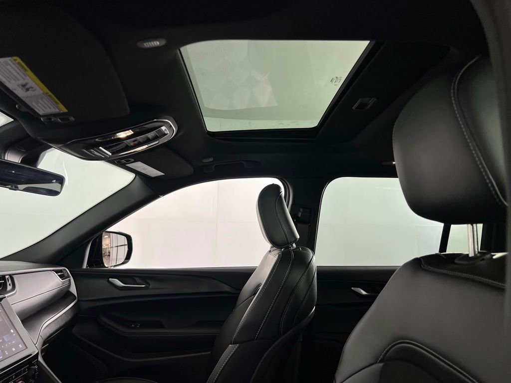 Used 2025 Jeep Grand Cherokee Altitude image 24