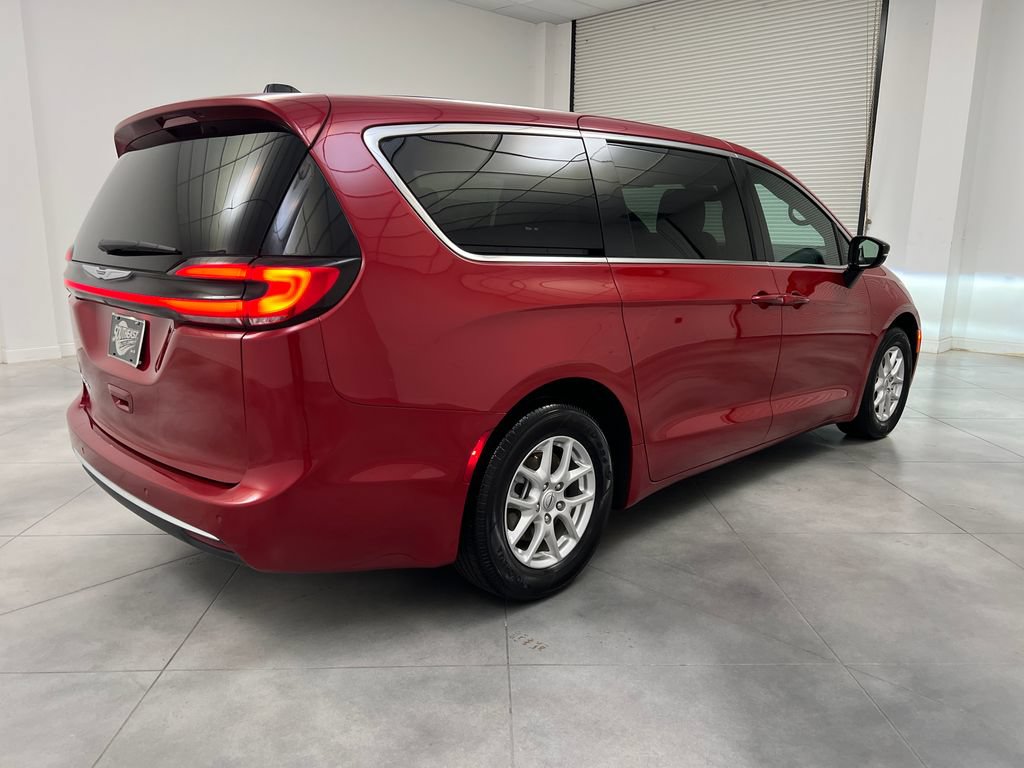 Used 2025 Chrysler Pacifica Select FWD image 9