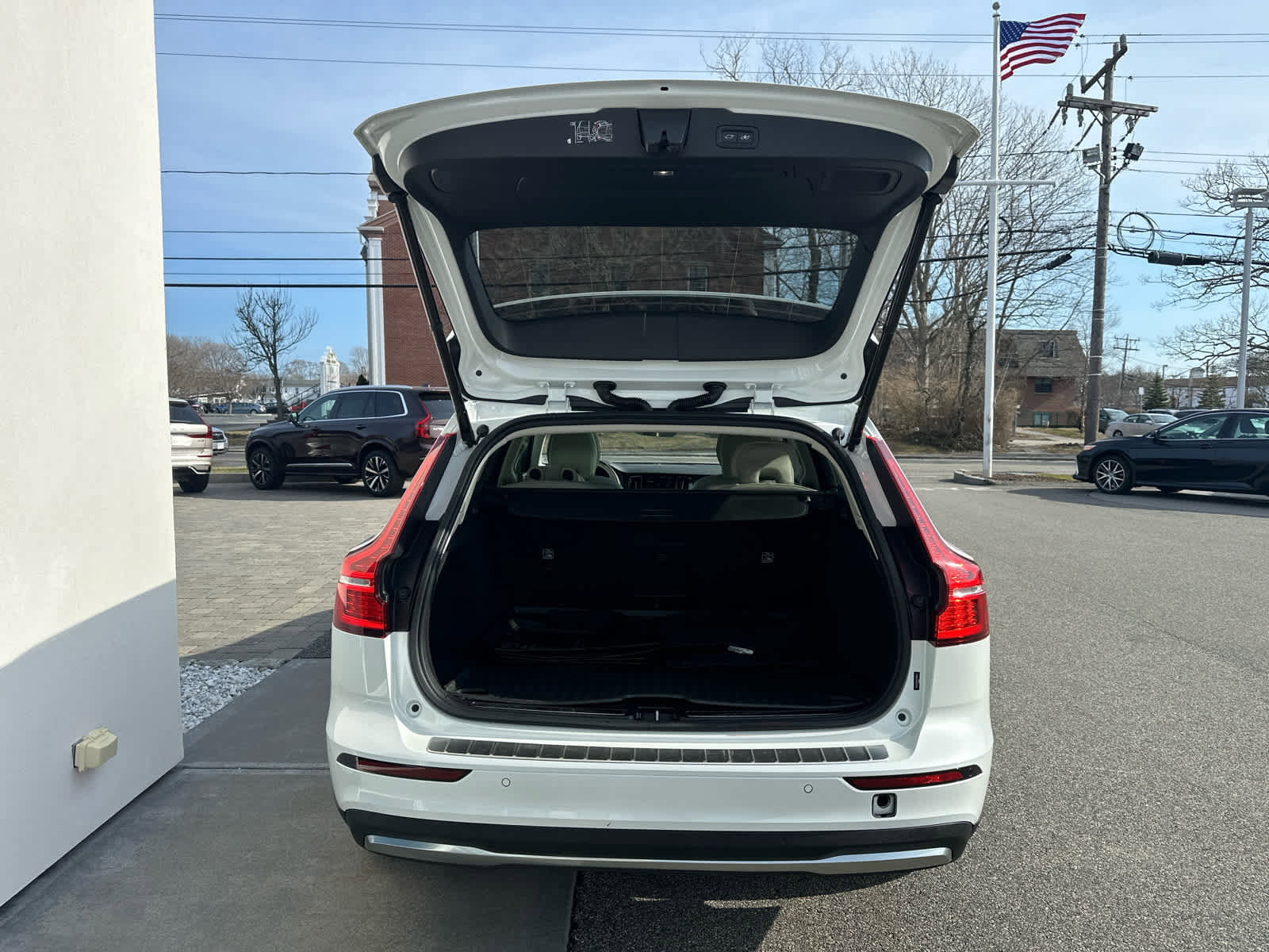 Used 2023 Volvo V60 B5 Cross Country Plus w/ Climate Package image 11